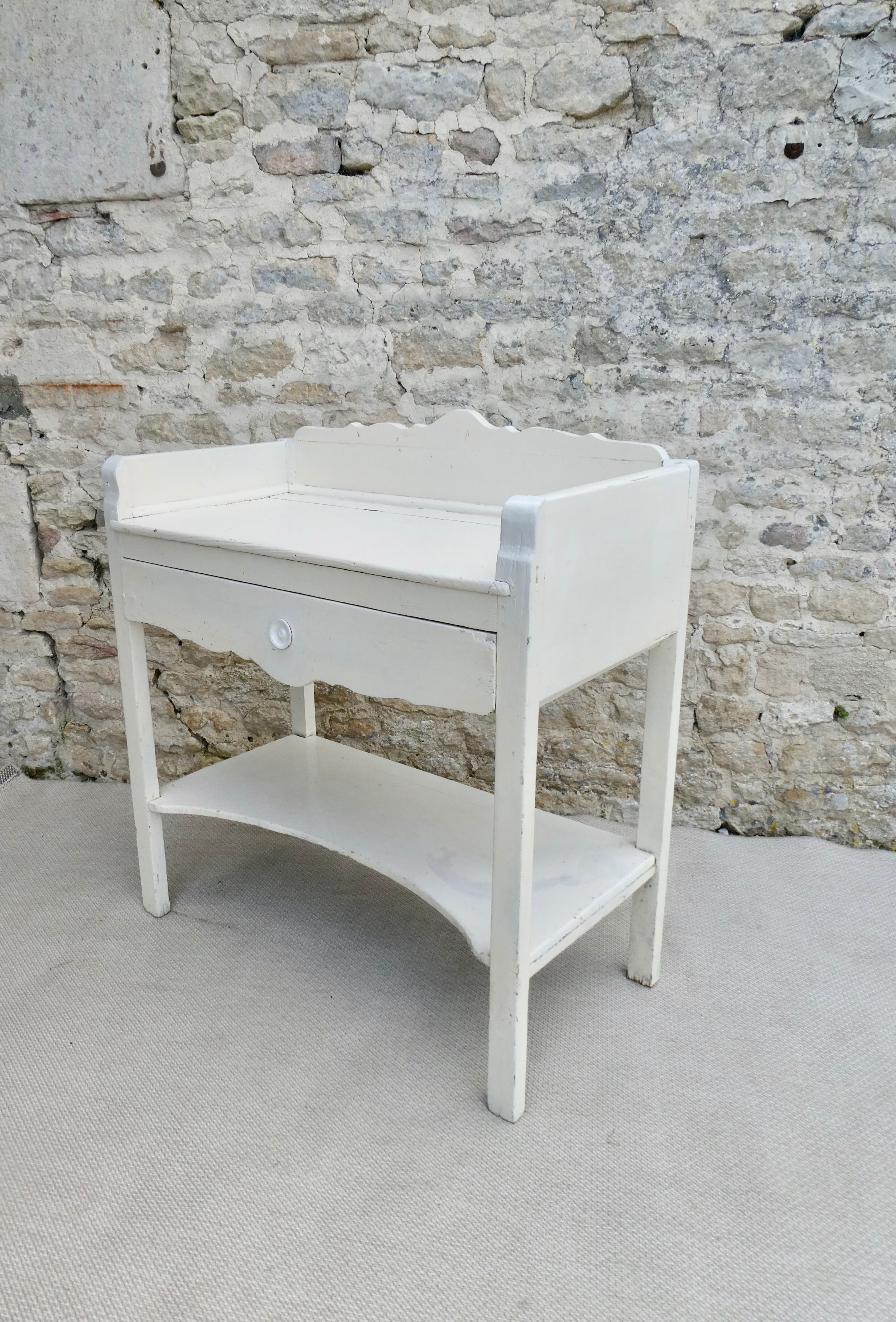 Bathroom furniture in white patina wood