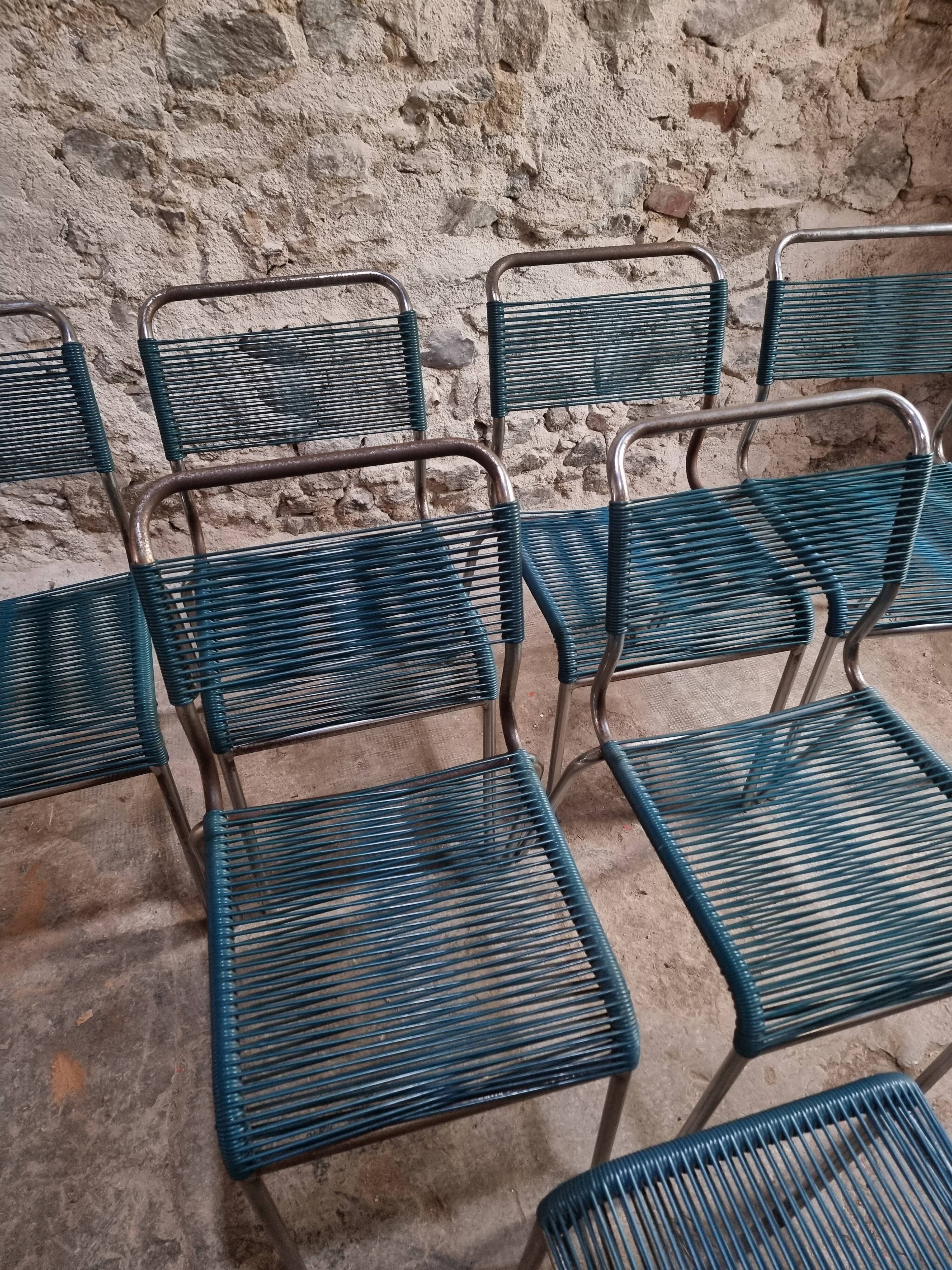 Ensemble de 6 chaises spaghetti françaises avec tabouret assorti – chaises bistrot à cadre chromé – sièges de café vintage empilables – milieu à fin du 20e siècle