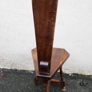 2 chaises à trois pieds en bois massif