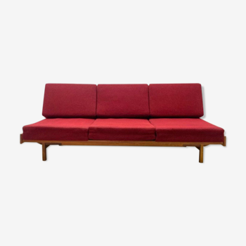 Canapé-lit en hêtre & tissu rouge par Drevotar Tchèque 1960s