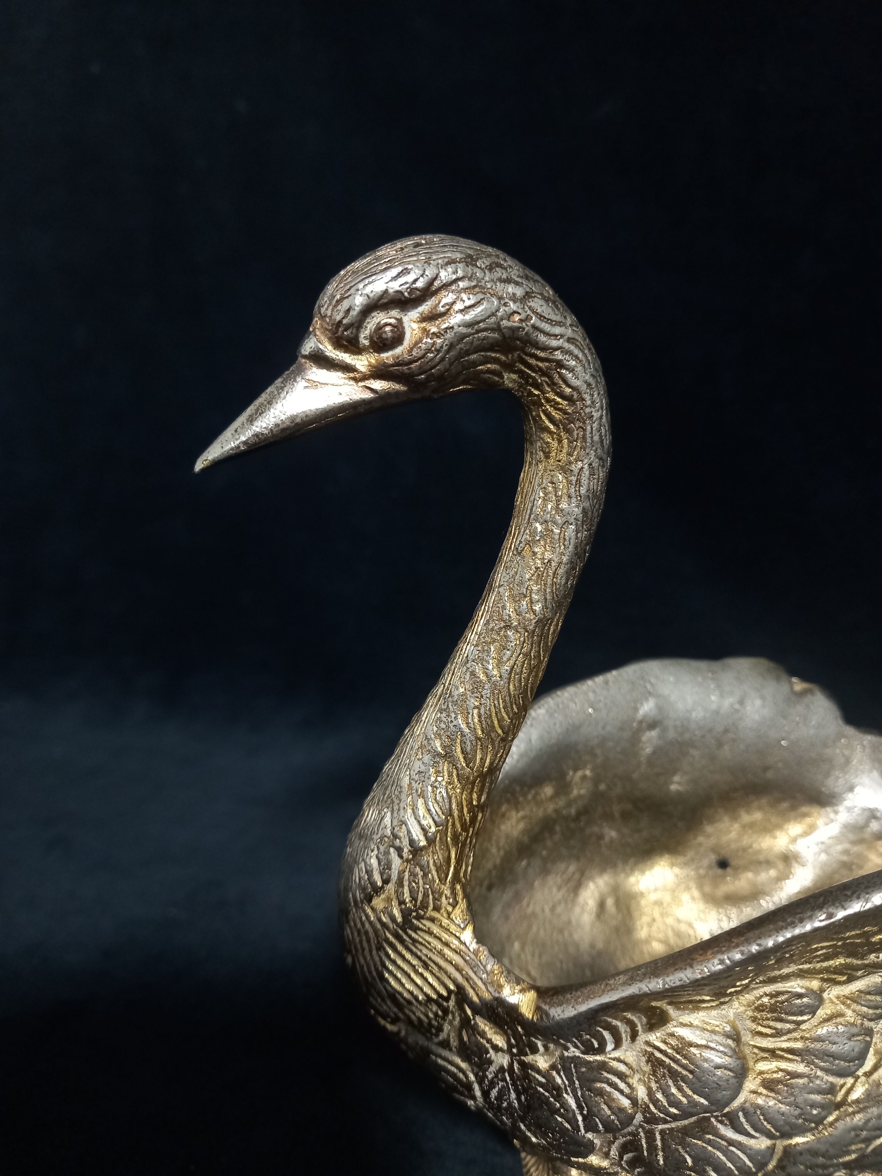 Planter in the shape of a swan