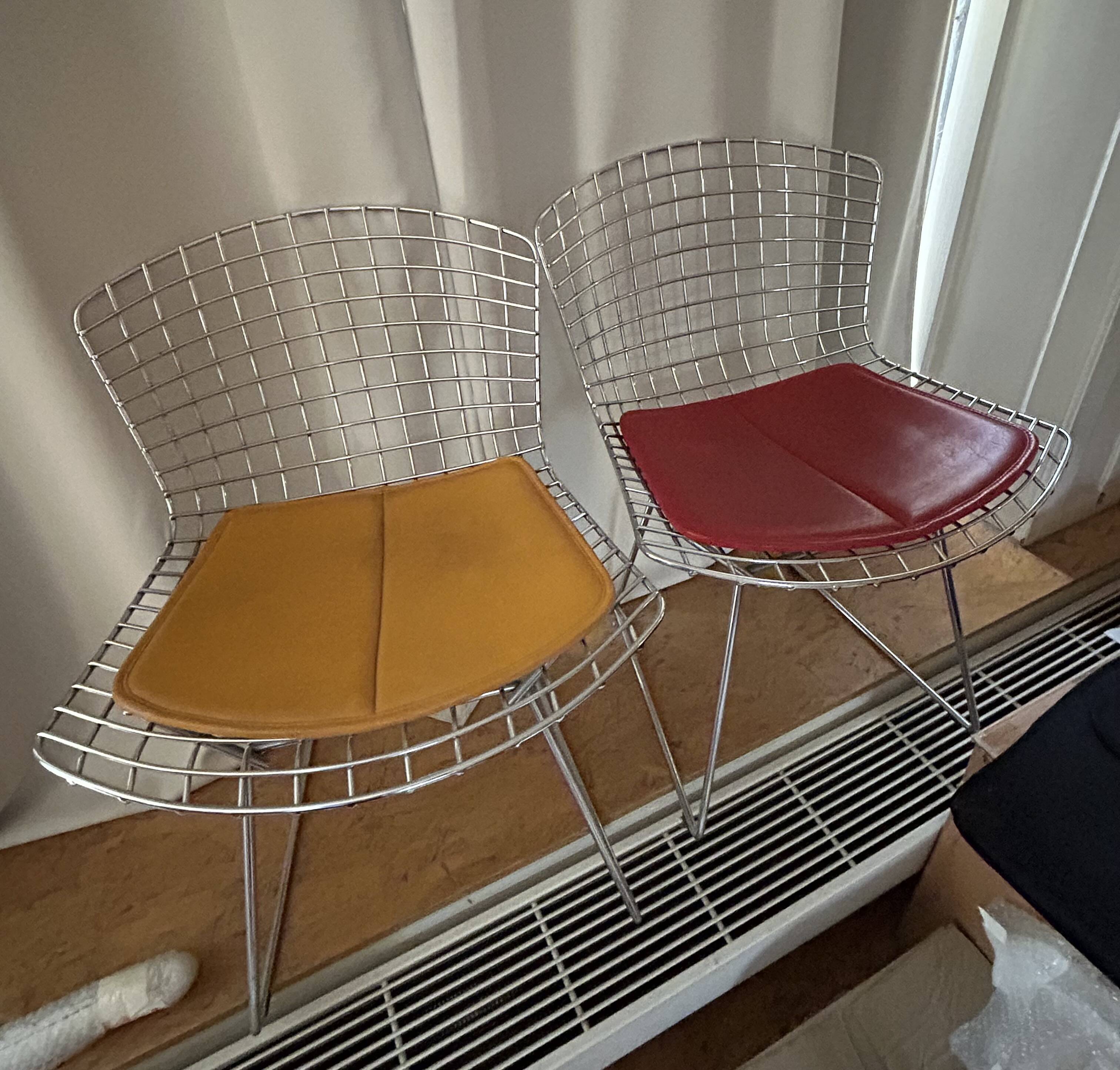 Harry BERTOIA (1915 - 1978) Suite de six chaises "420" - création 1952 Structure en maille de fil