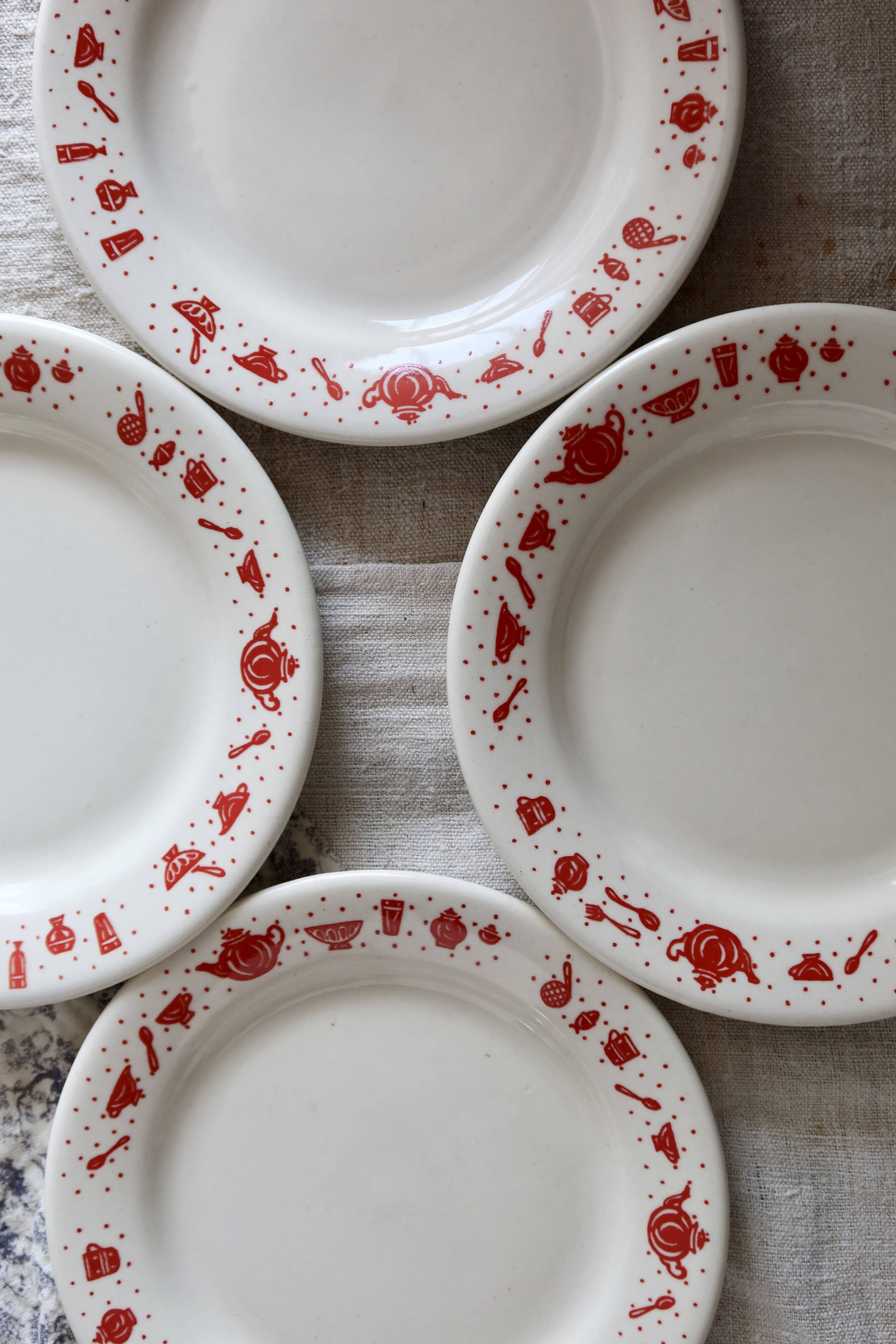 4 assiettes à dessert vintage en porcelaine à liseré rouge motif petit déjeuner