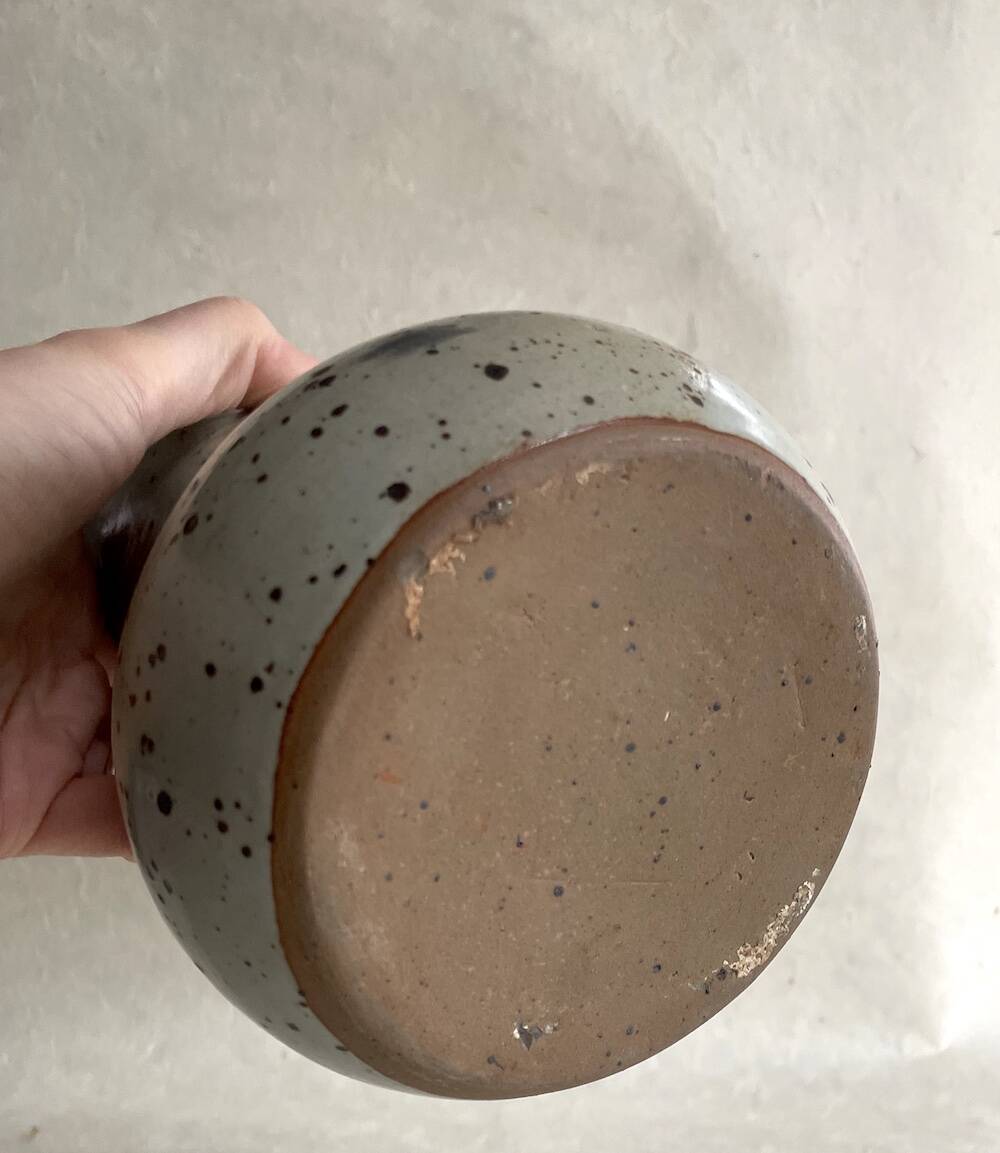 Pichet en grès vernissé beige moucheté