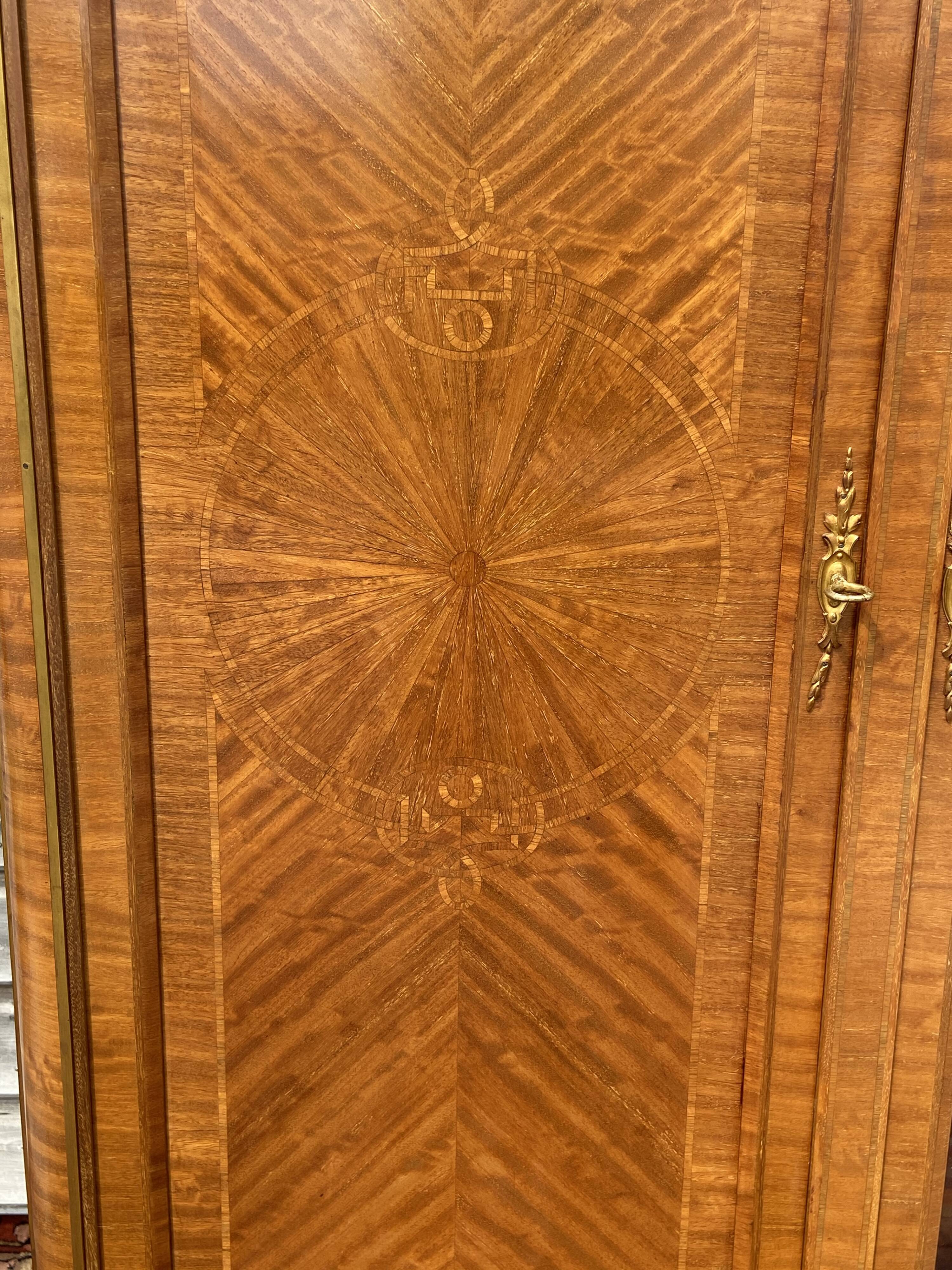 Glass bookcase in marquetry Maison Haentges Frères XIXth century