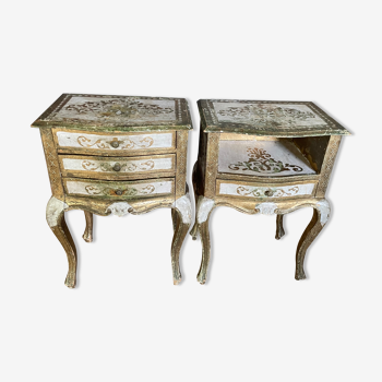 Paire de chevet, 3 tiroirs, 1 tiroir et une niche, bois doré peint, style renaissance italienne