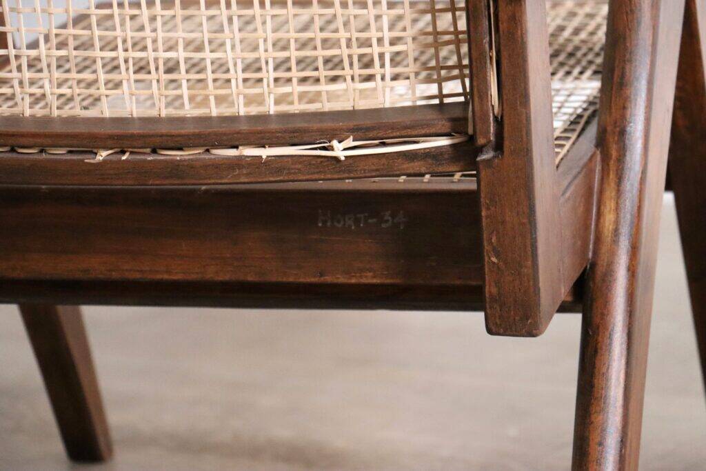 Chaises longues Pierre Jeanneret PJ-SI-29-A en teck et en rotin, années 1950.