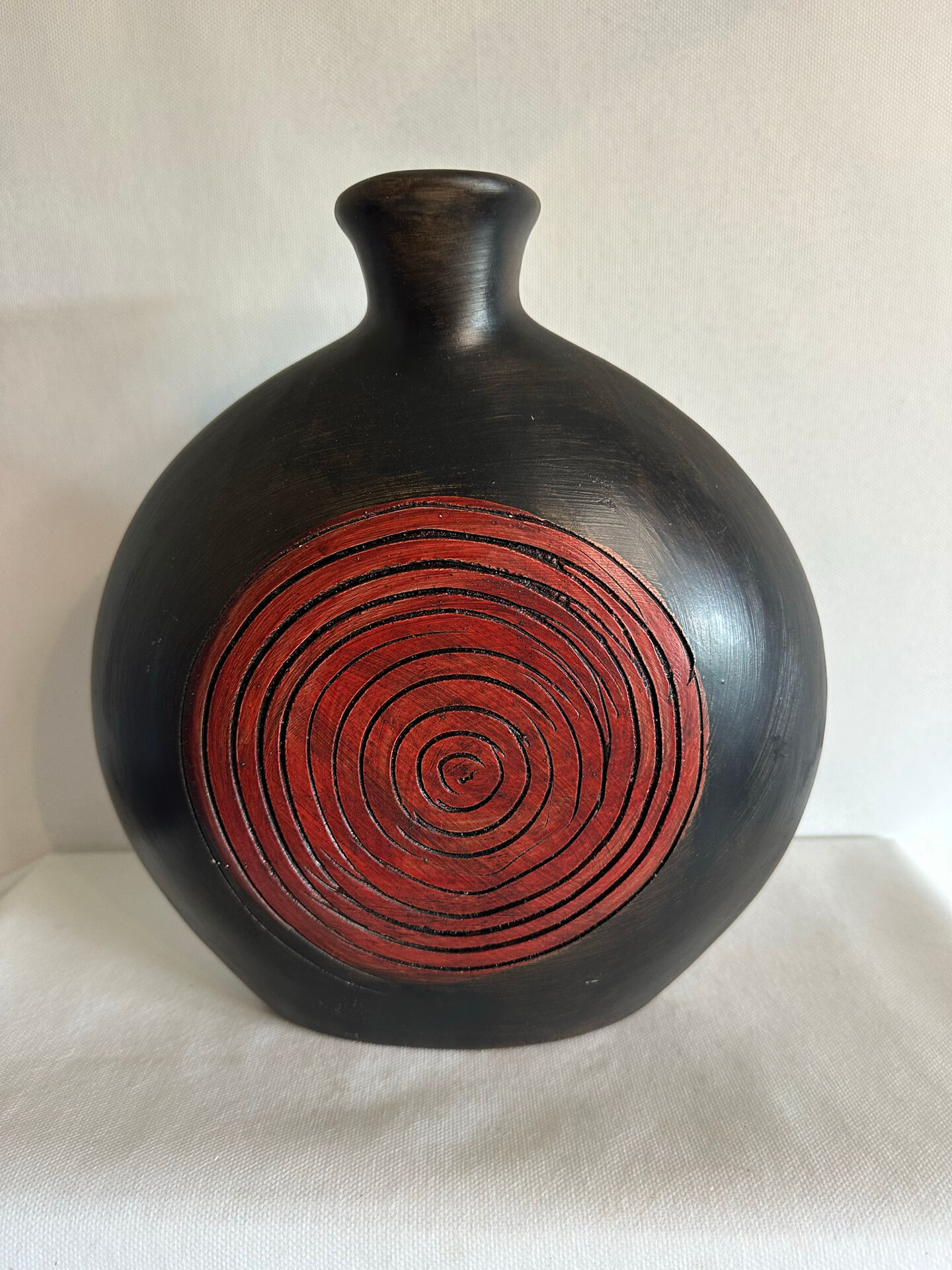 Decorative vase in carved gilded wood