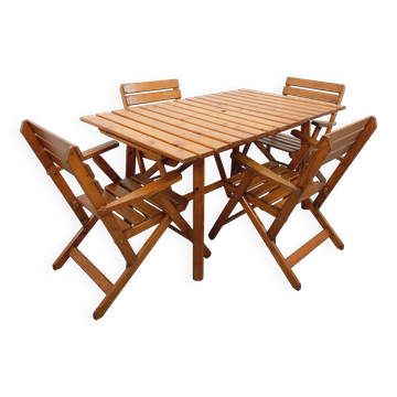 Salon de jardin vintage composé d’une table avec rallonges et 4 fauteuils