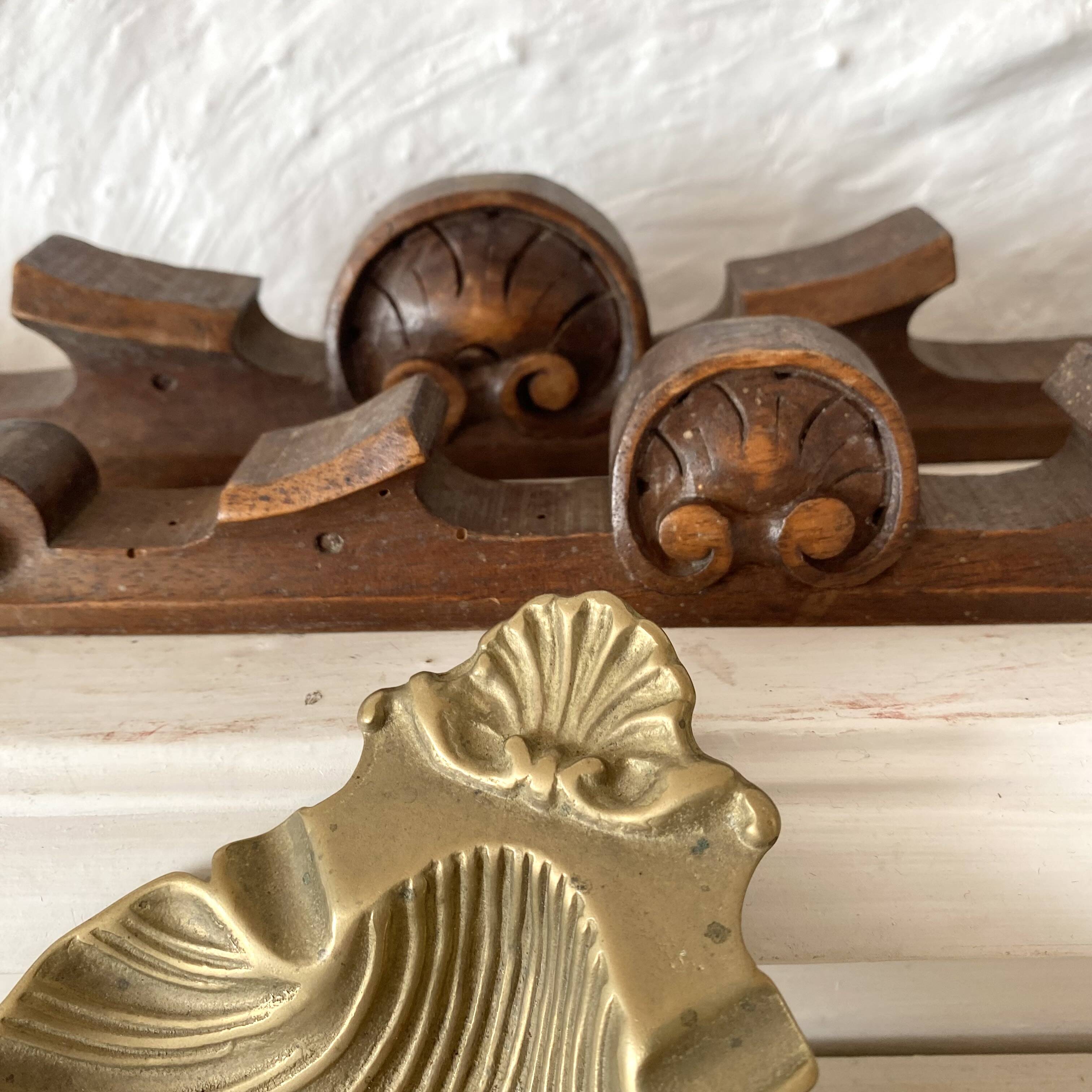 Shell ashtray, scallop shell in brass.