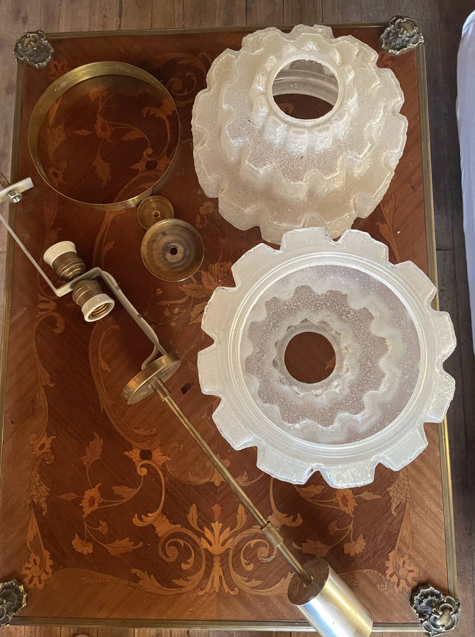 Suspension/lustre en verre moulé et laiton - années 70