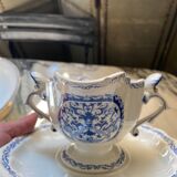 Faience de Gien, saucière with scallop shell decoration