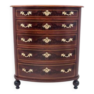 Commode ancienne, Europe du Nord, tournant des XIXe et XXe siècles. Après restauration.