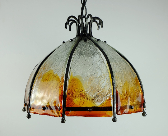 Lampe suspendue brutaliste des années 60-70 en fer forgé et en verre de Murano.