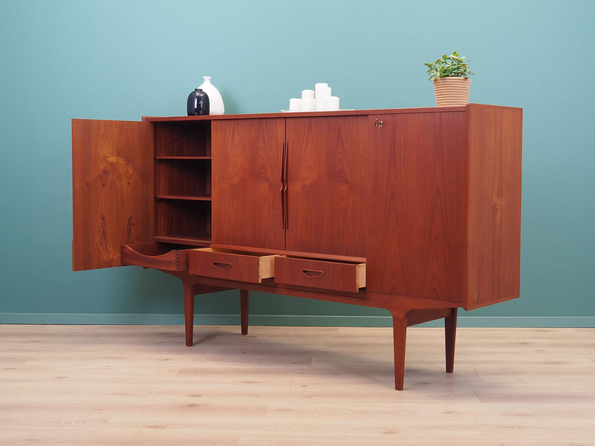 Buffet haut en teck, design danois, années 1960, production : Danemark