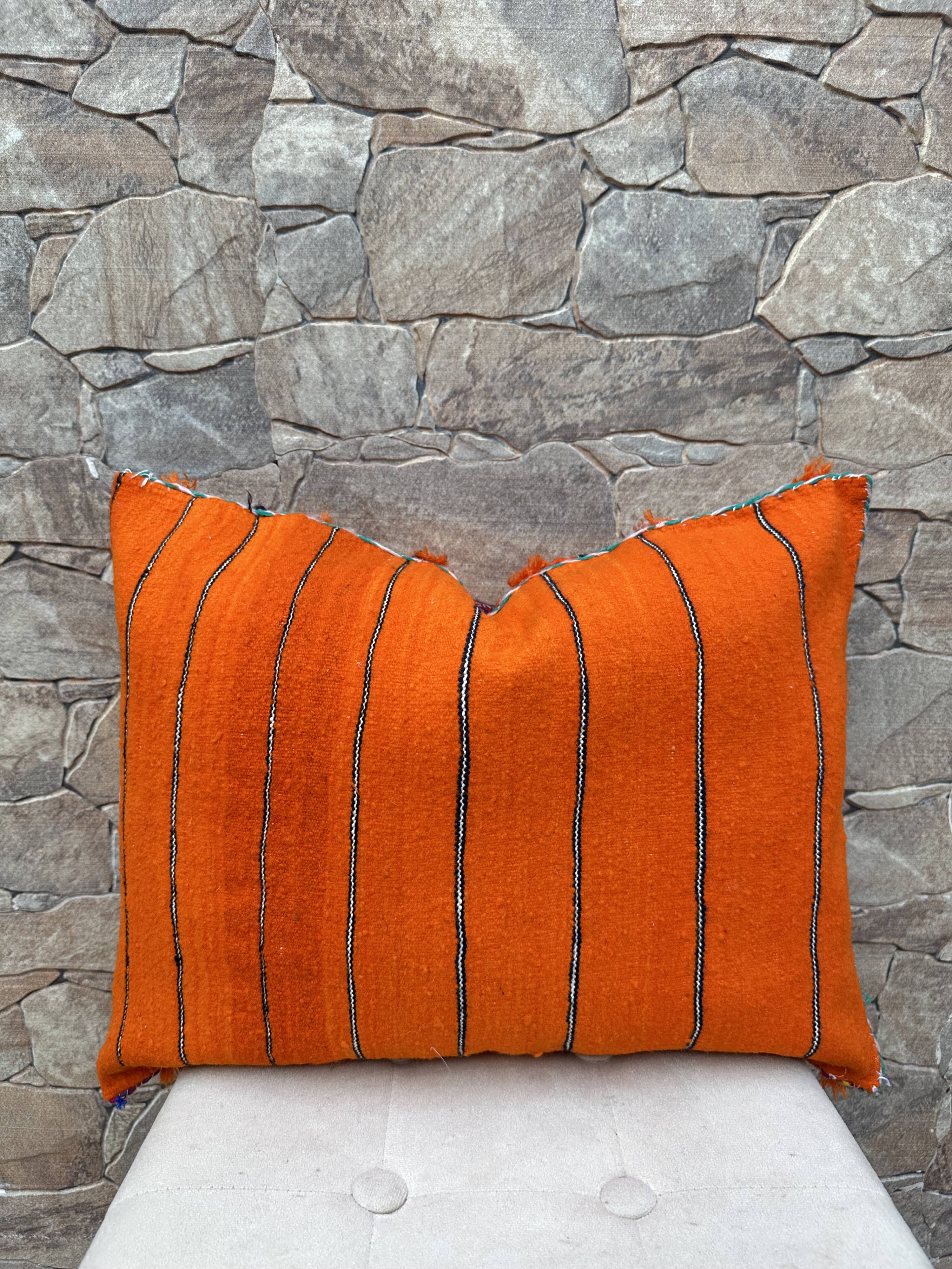 Magnifique coussin Kilim berbère vintage du Maroc