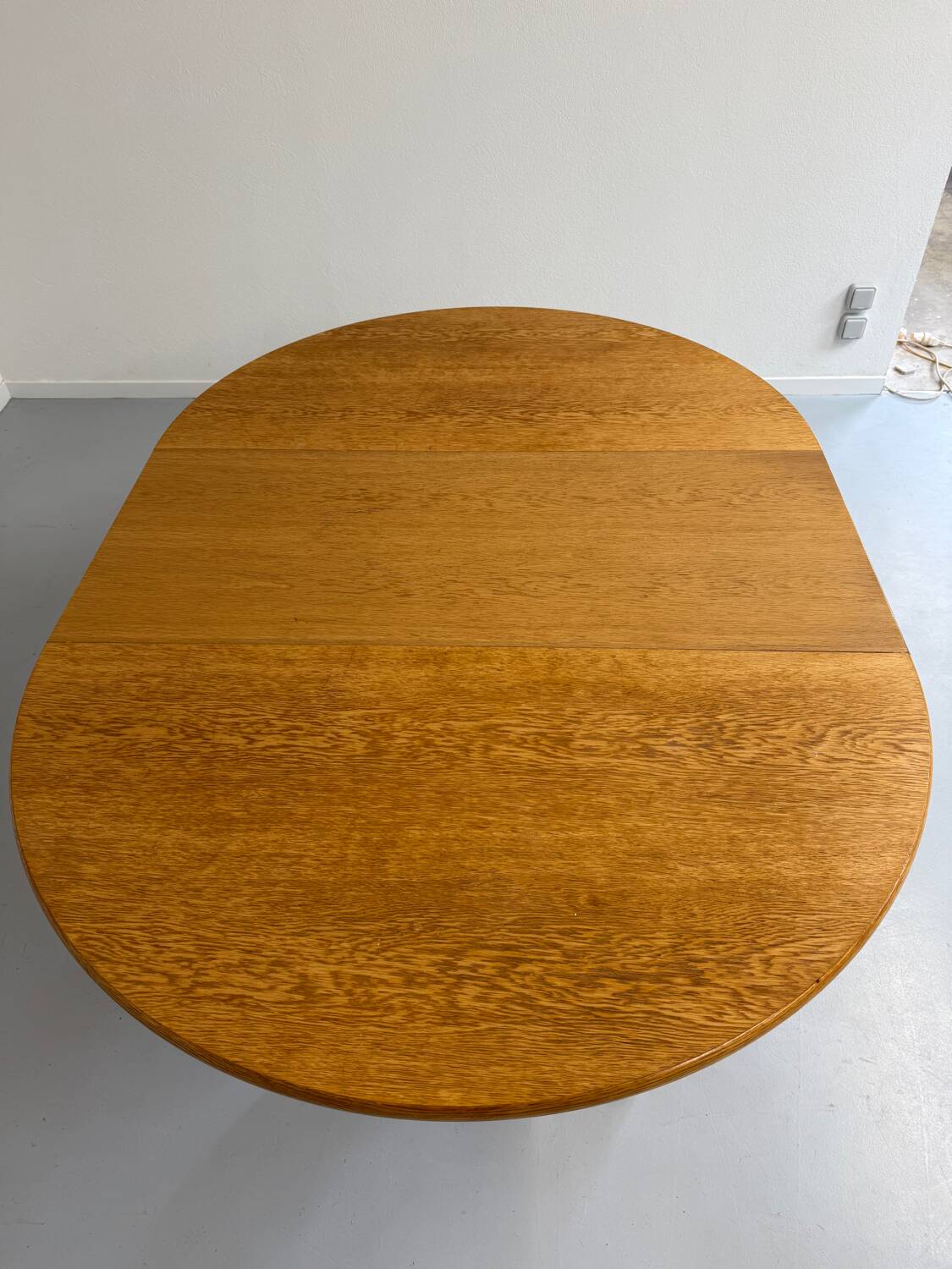 Antique round Scandinavian dining table from the 70s with 1 solid wood extension
