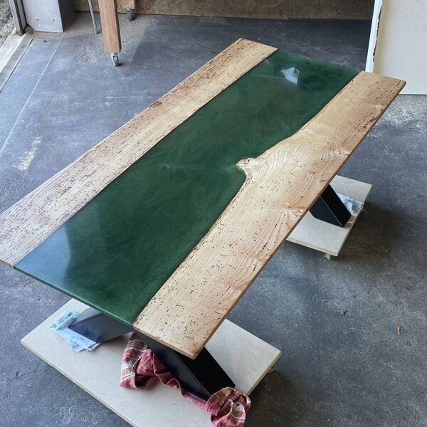 Table Rivière en Bois Massif et Résine Époxy – Pièce Unique, Fabrication Artisanale