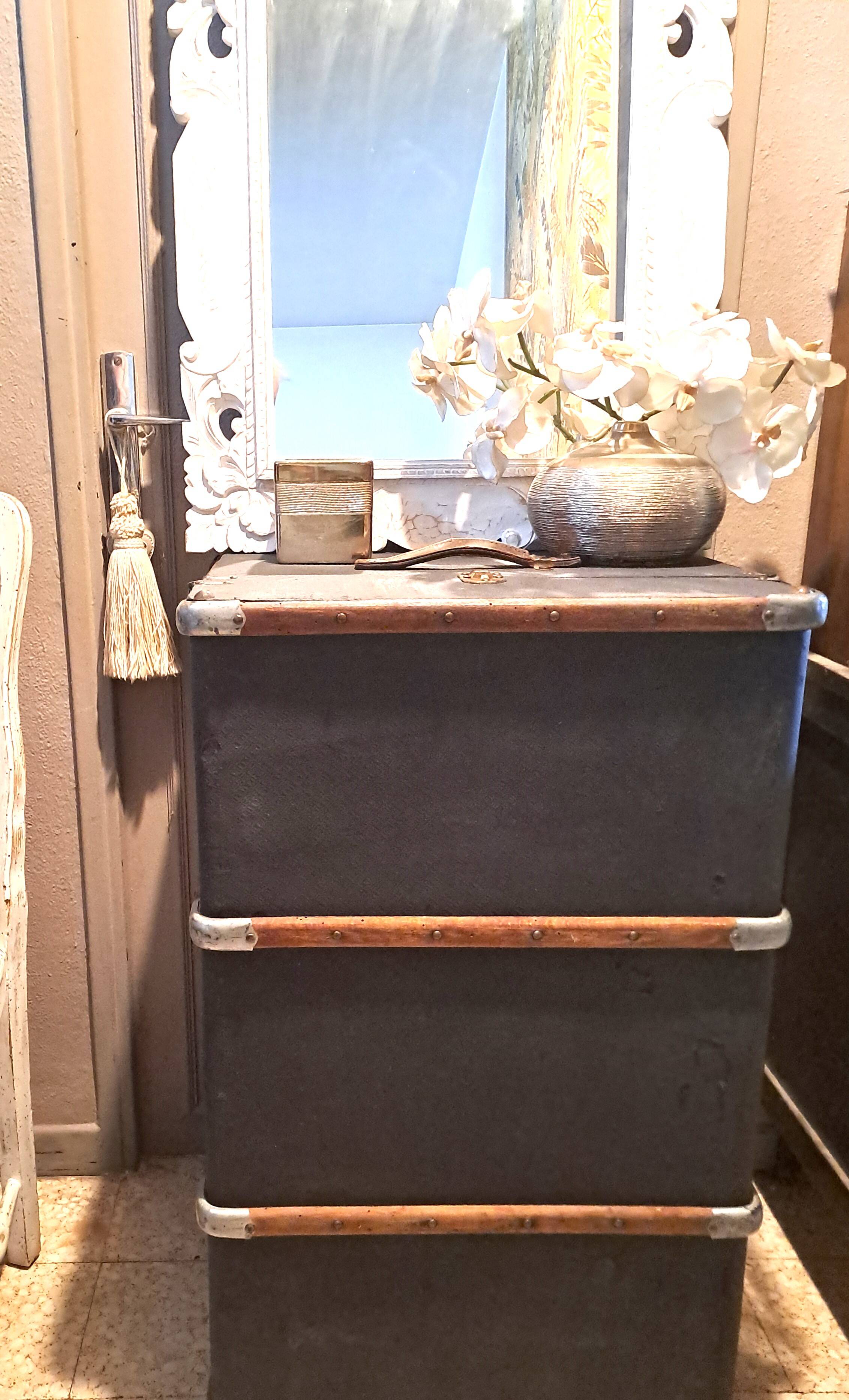 Antique vintage wooden travel trunk dating from the 1880s/1920s