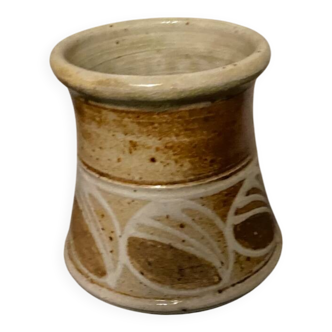 Old Berry pottery in stoneware, handmade with a stamp at the base.