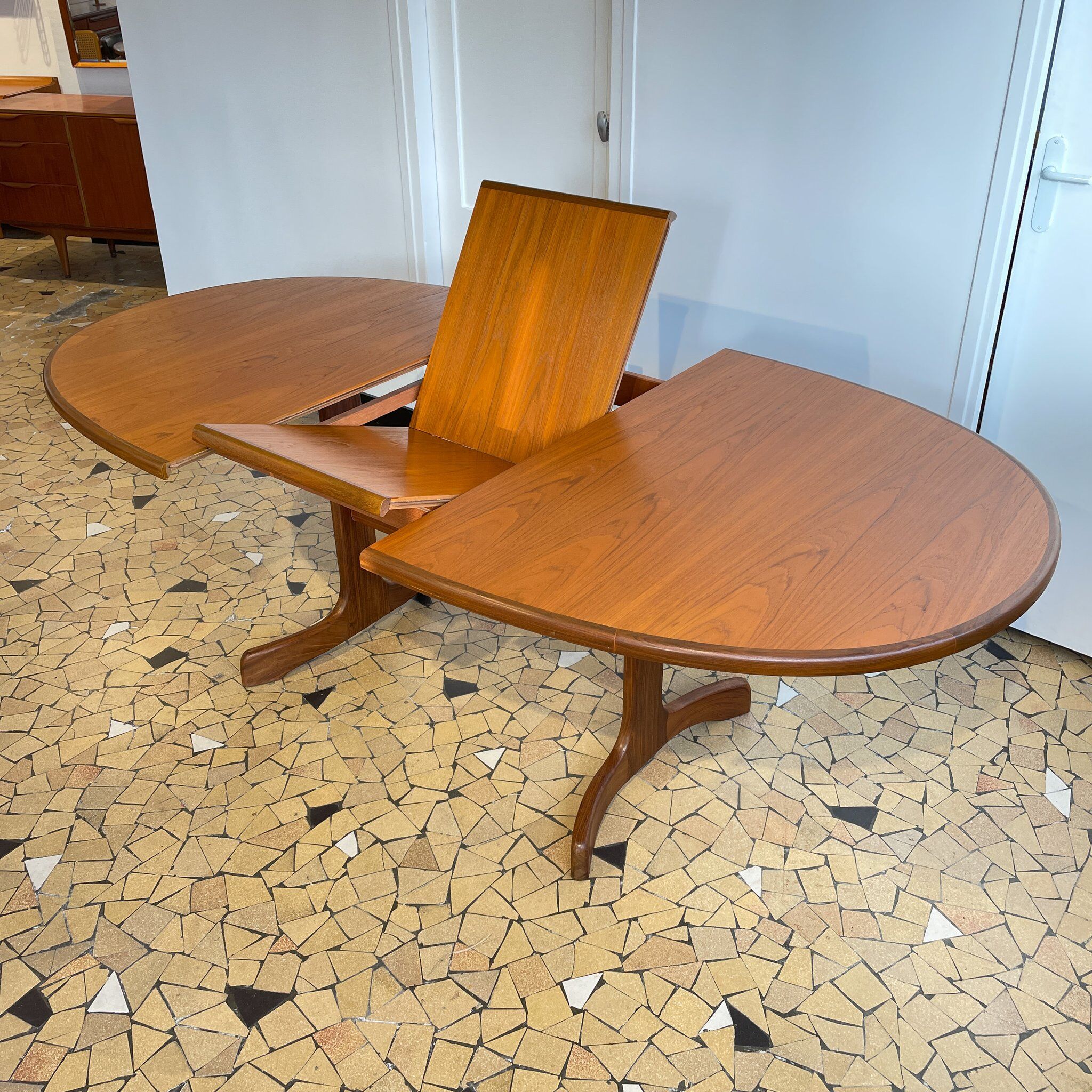 Oval table Gplan "fishtail"