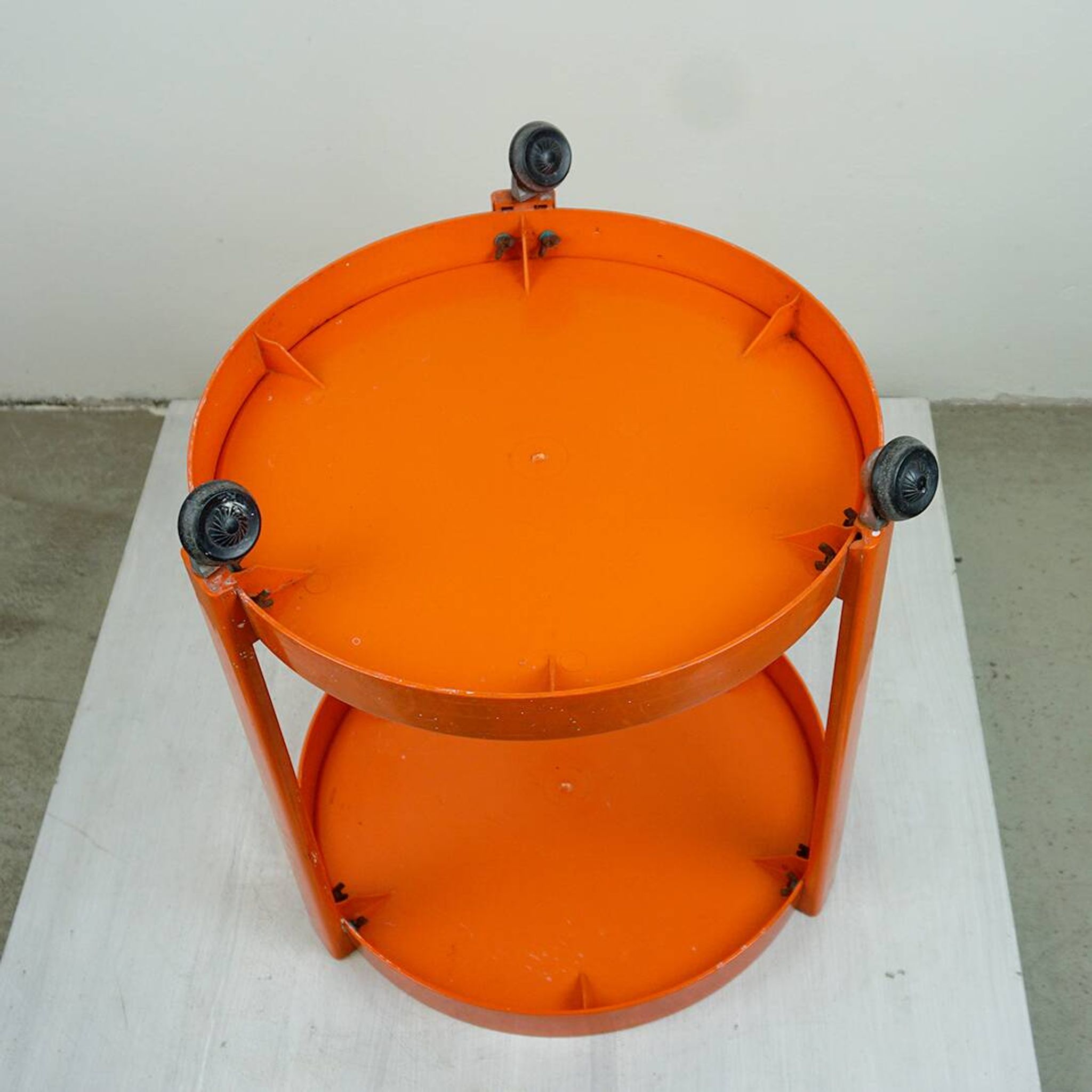 Chariot en plastique orange circulaire de style Space Age italien
