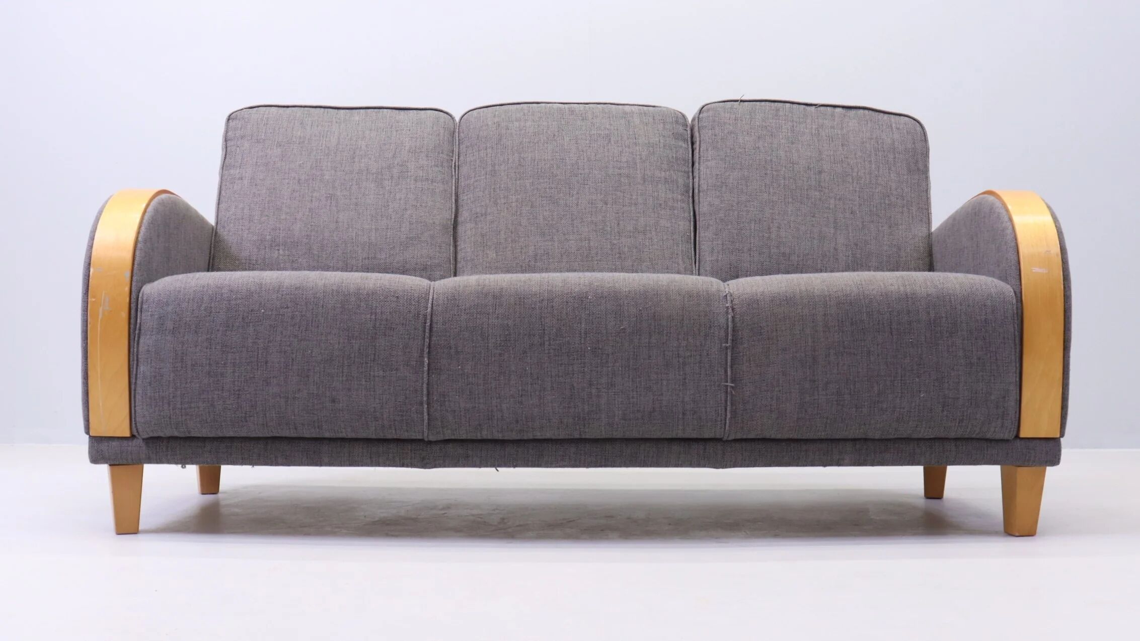 Canapé 3 places de style Art déco en tissu gris et bois cintré
