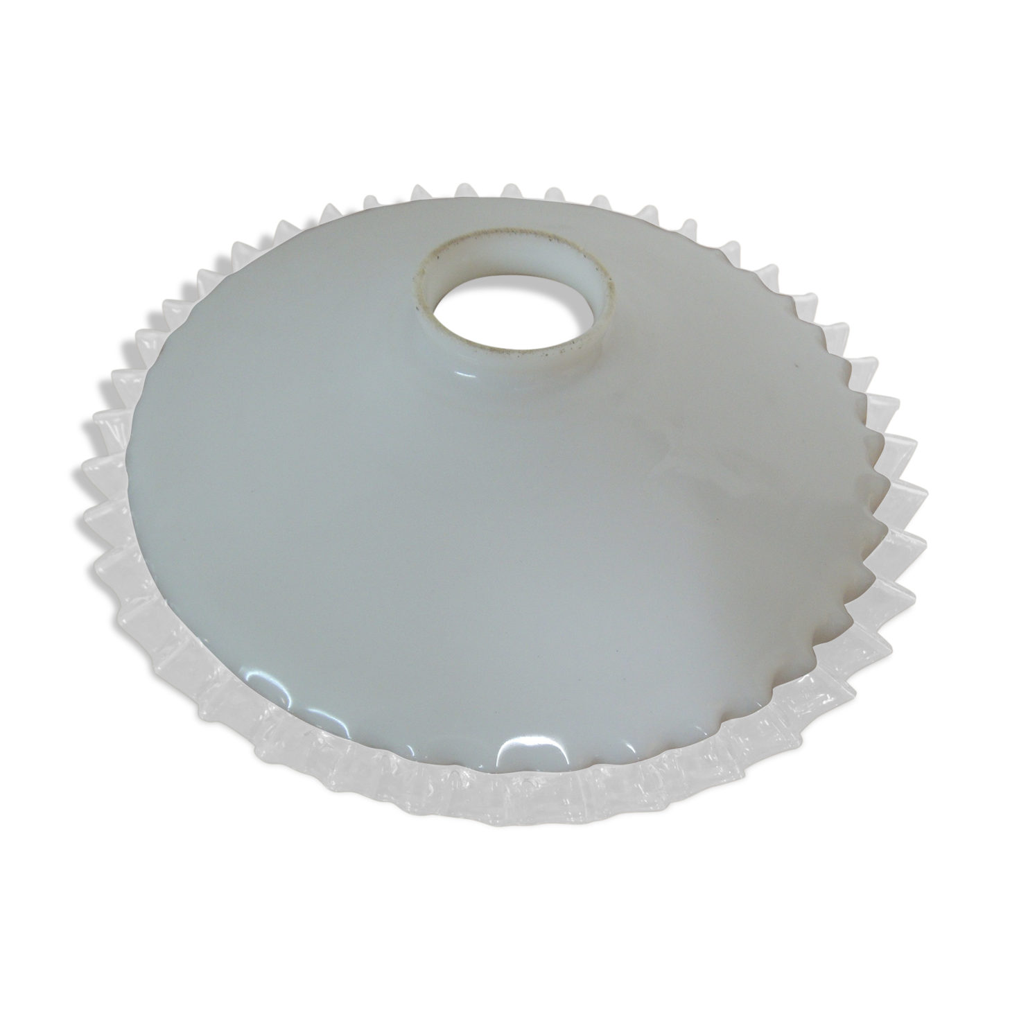 Opaline suspension with serrated edges