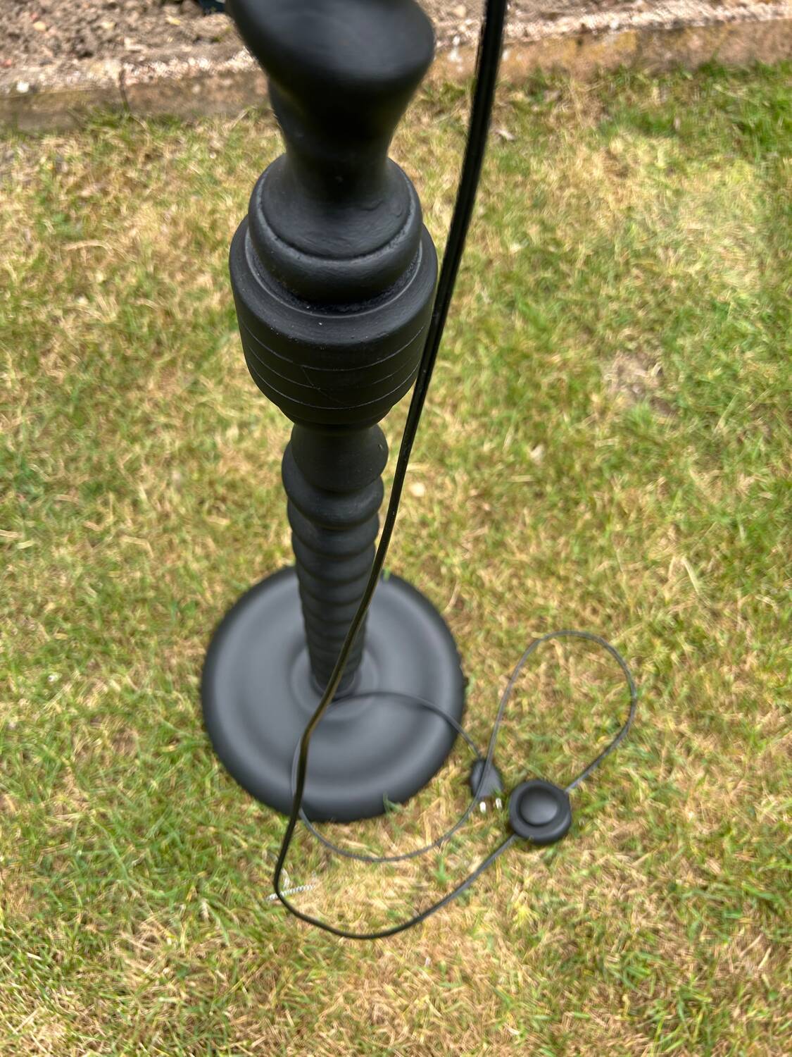 Lampadaire torsadé noir