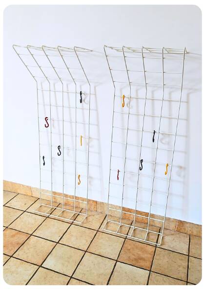 Paire de porte-manteaux String des années 50 par Karl Fichtel pour Dra