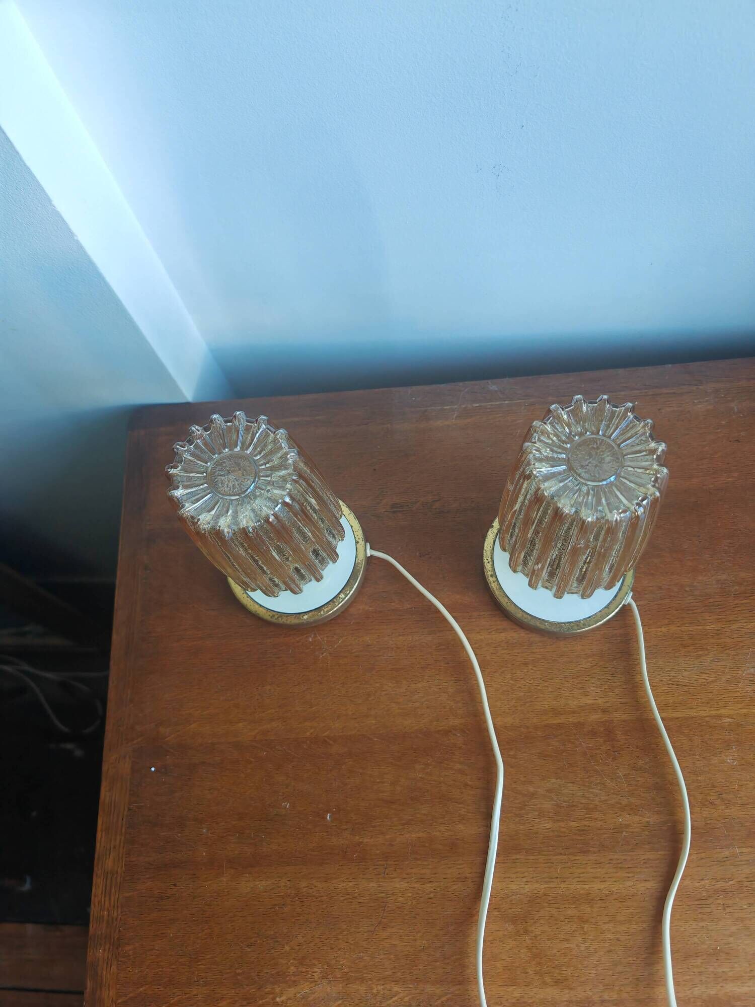 Pair of vintage 70s bedside lamps – Brushed brass, enamel & ribbed glass