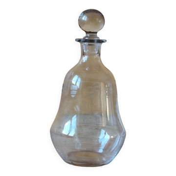 Carafe ancienne en verre gravé
