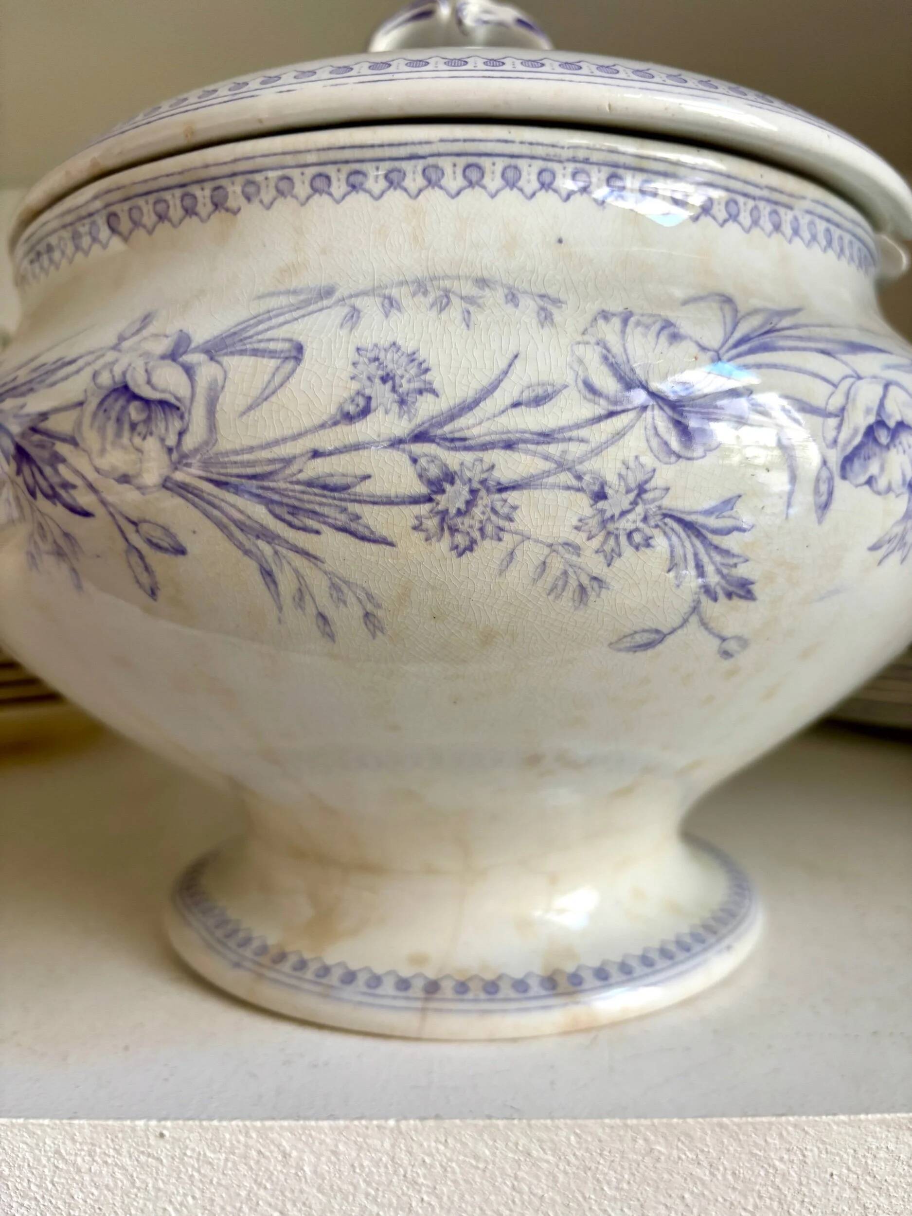 Soupière en terre de fer violette, service "Claremont"