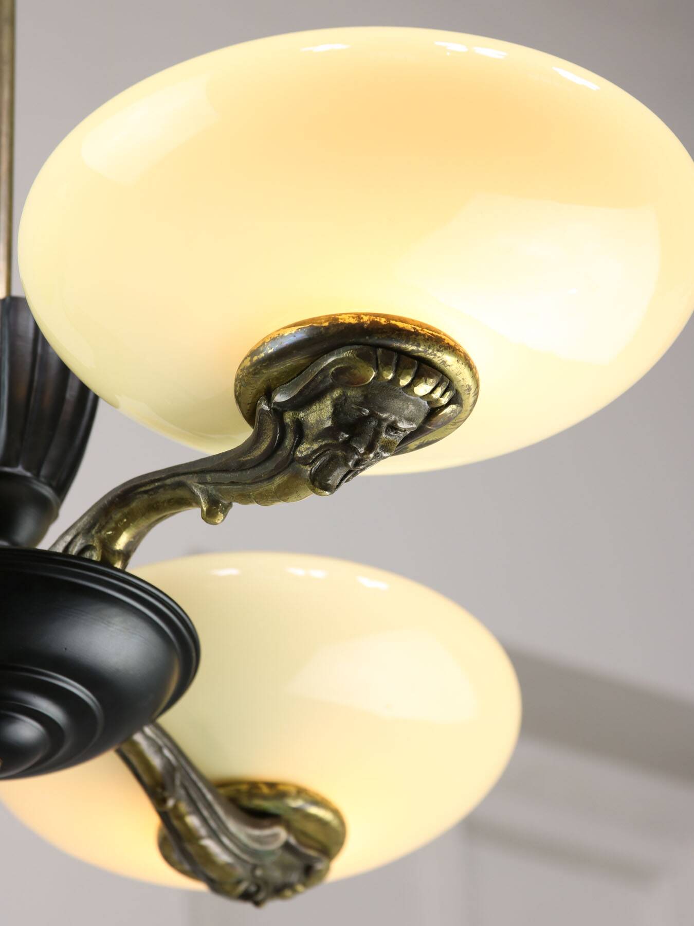 Lustre figuratif Art Déco en laiton français, 1930