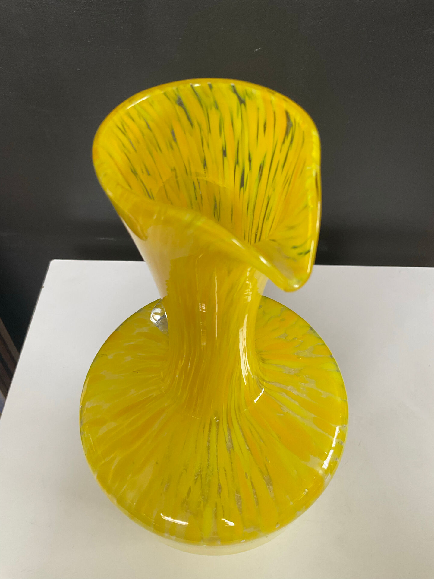 Vase à anse vintage en pâte de verre mouchetée 
