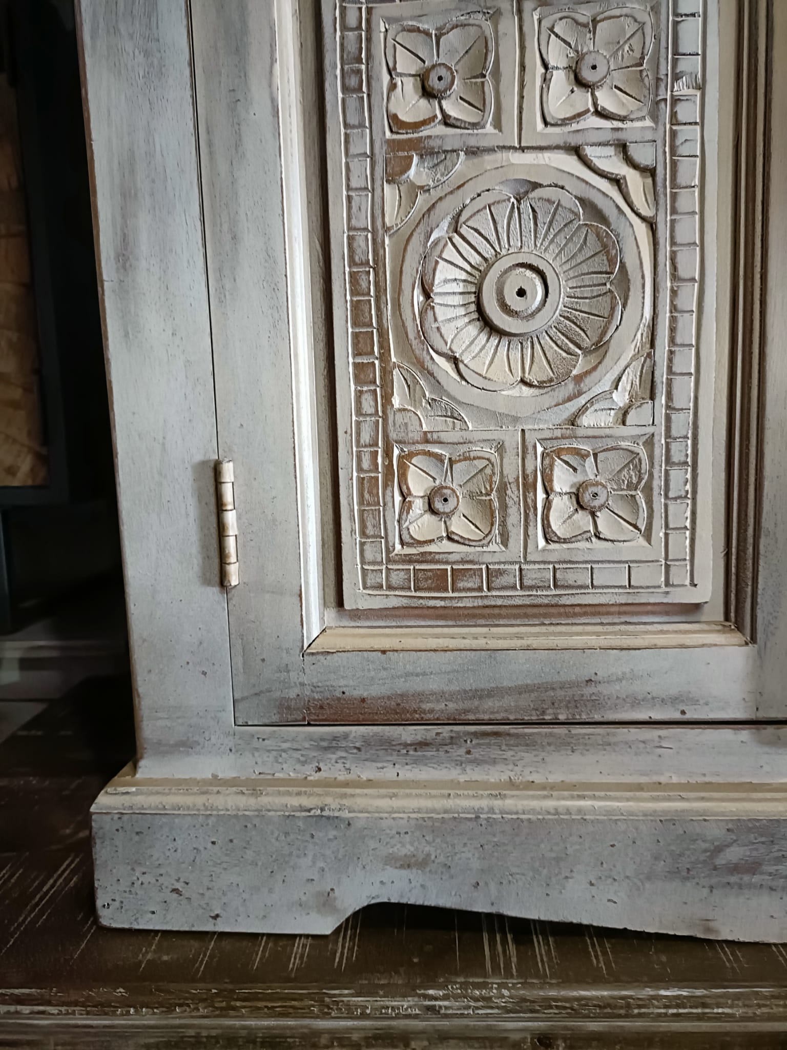 White chest of drawers