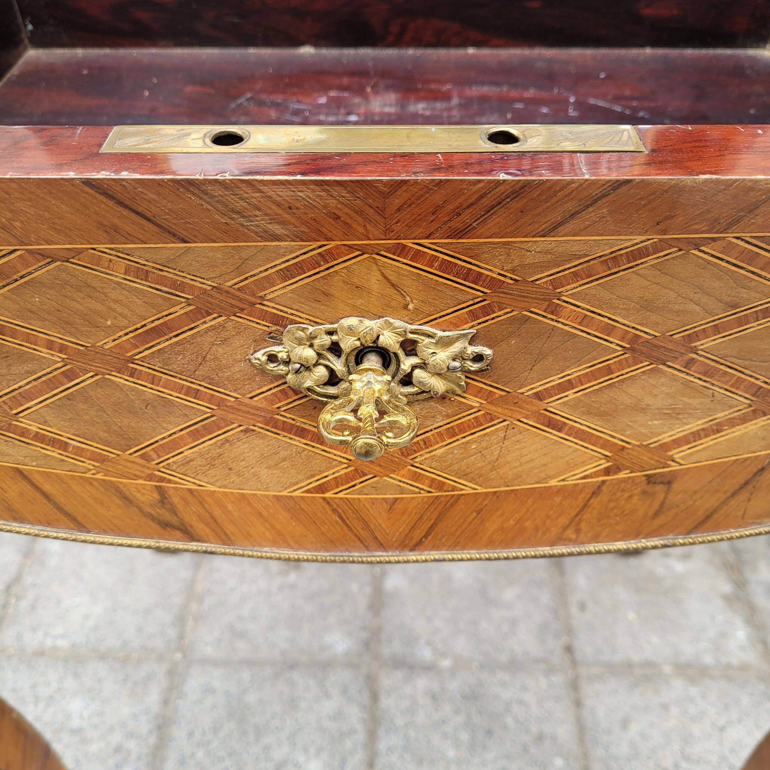Coiffeuse, coiffeuse en marqueterie de bois et ormolou, Napoléon III, France XIXe siècle
