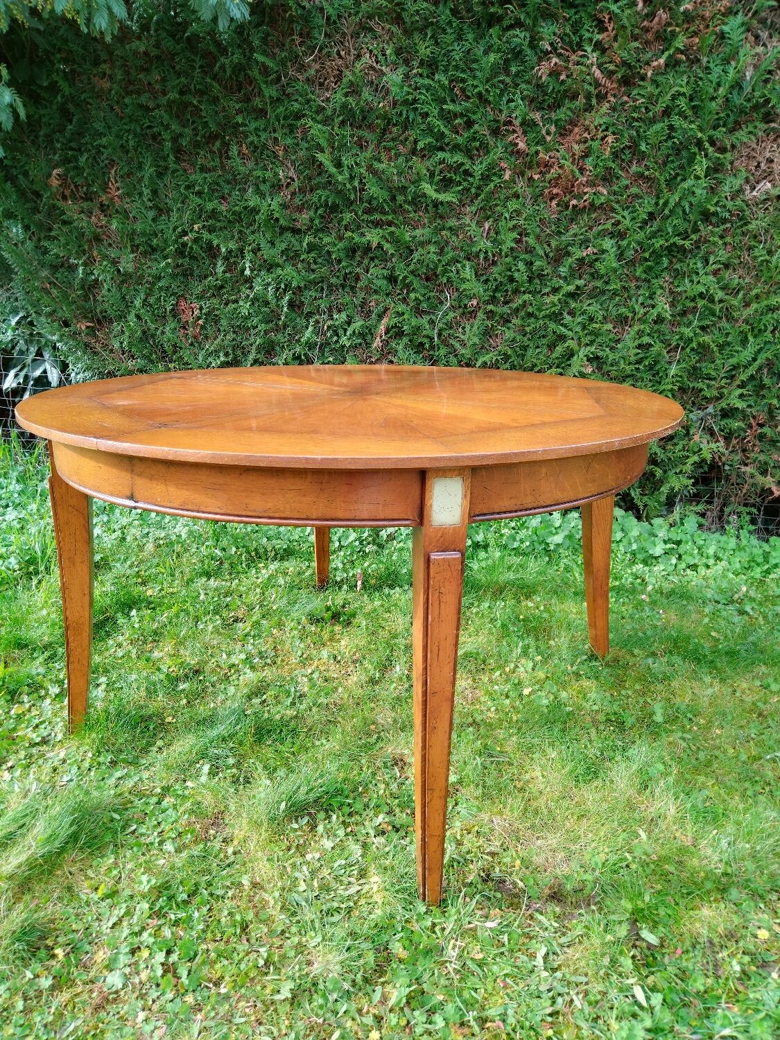 Directoire style round table with extensions