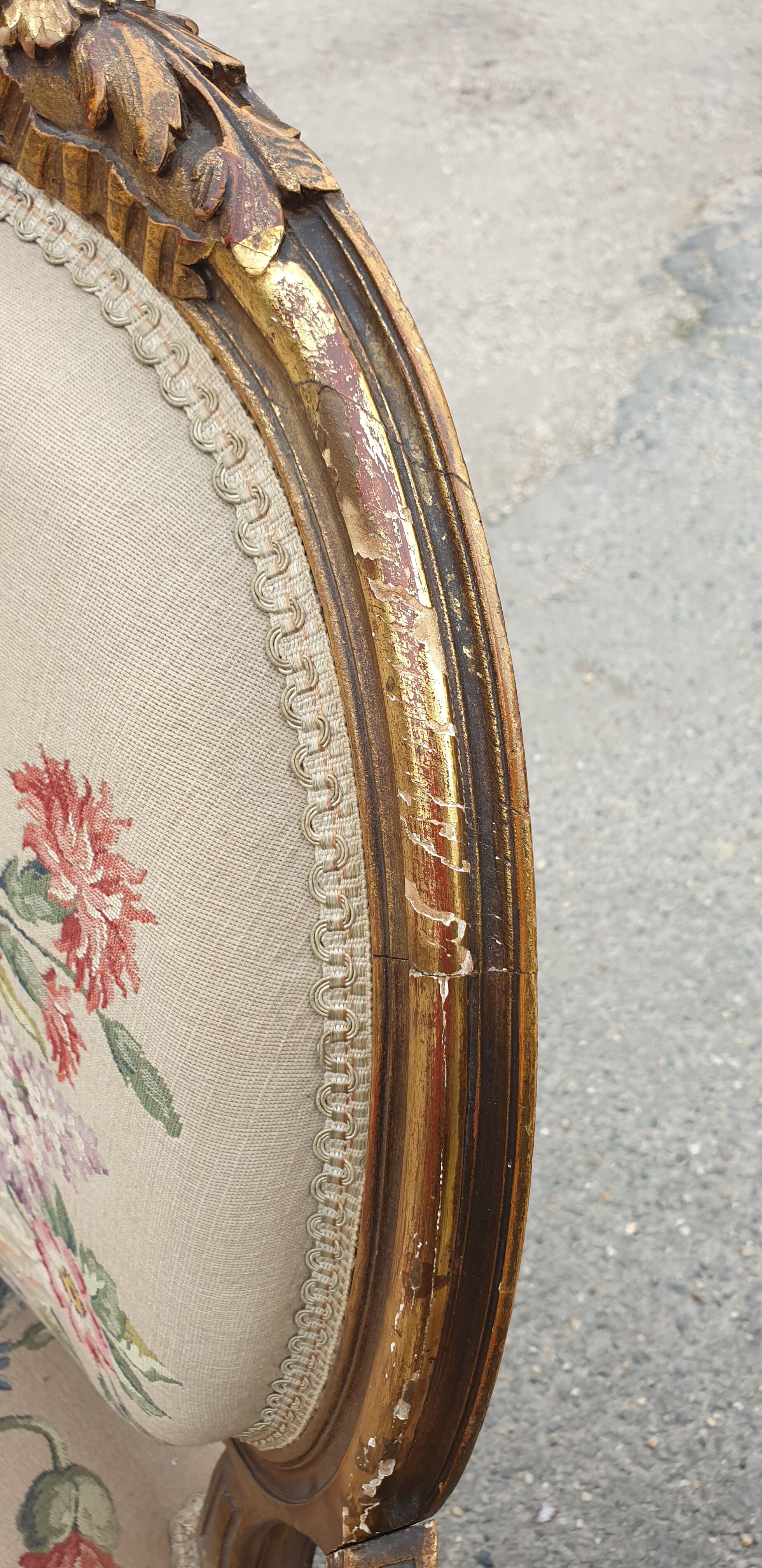 Fauteuil en bois doré à dossier médaillon de style louis xvi