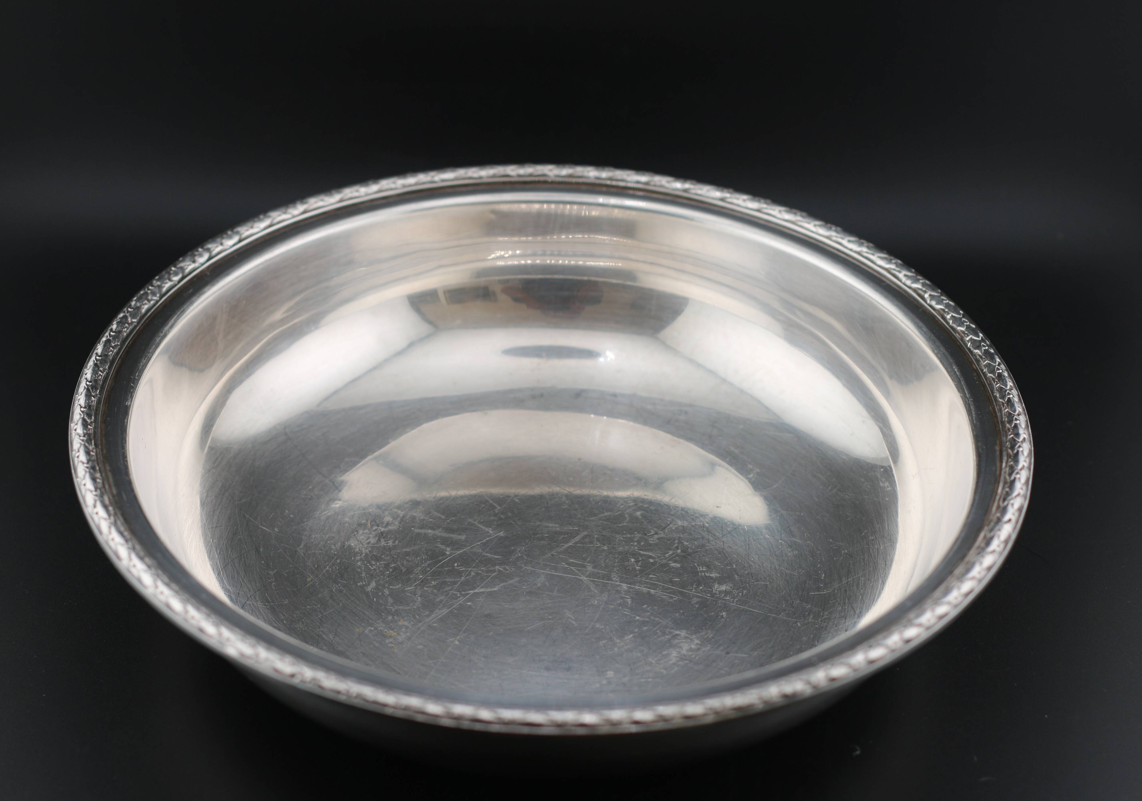 Plat en métal argenté vintage, creux rond à frise de laurier