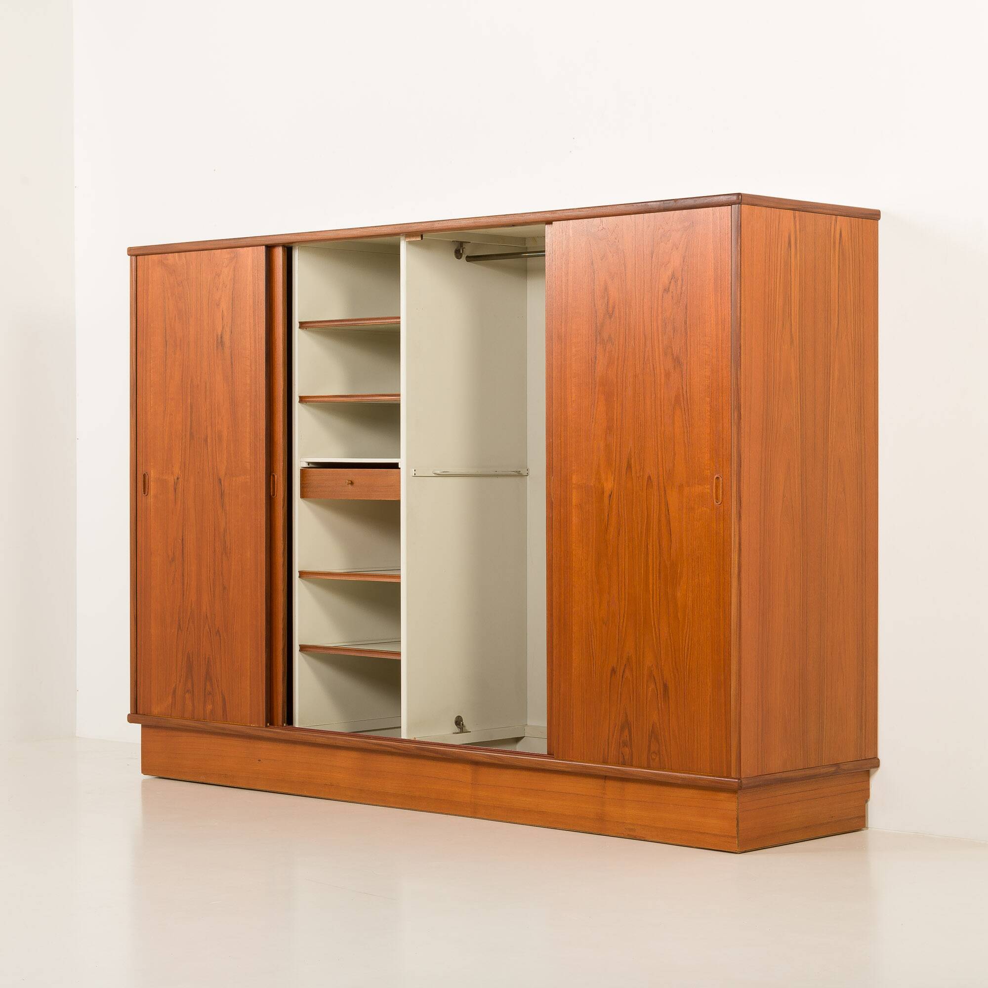 Armoire en teck danoise grande des années 1960.