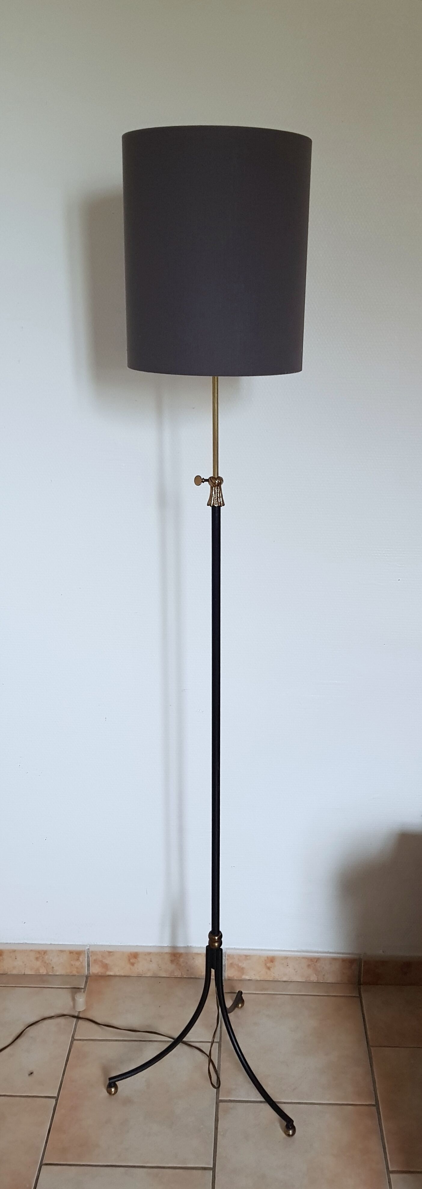 Tripod lamppost 1950