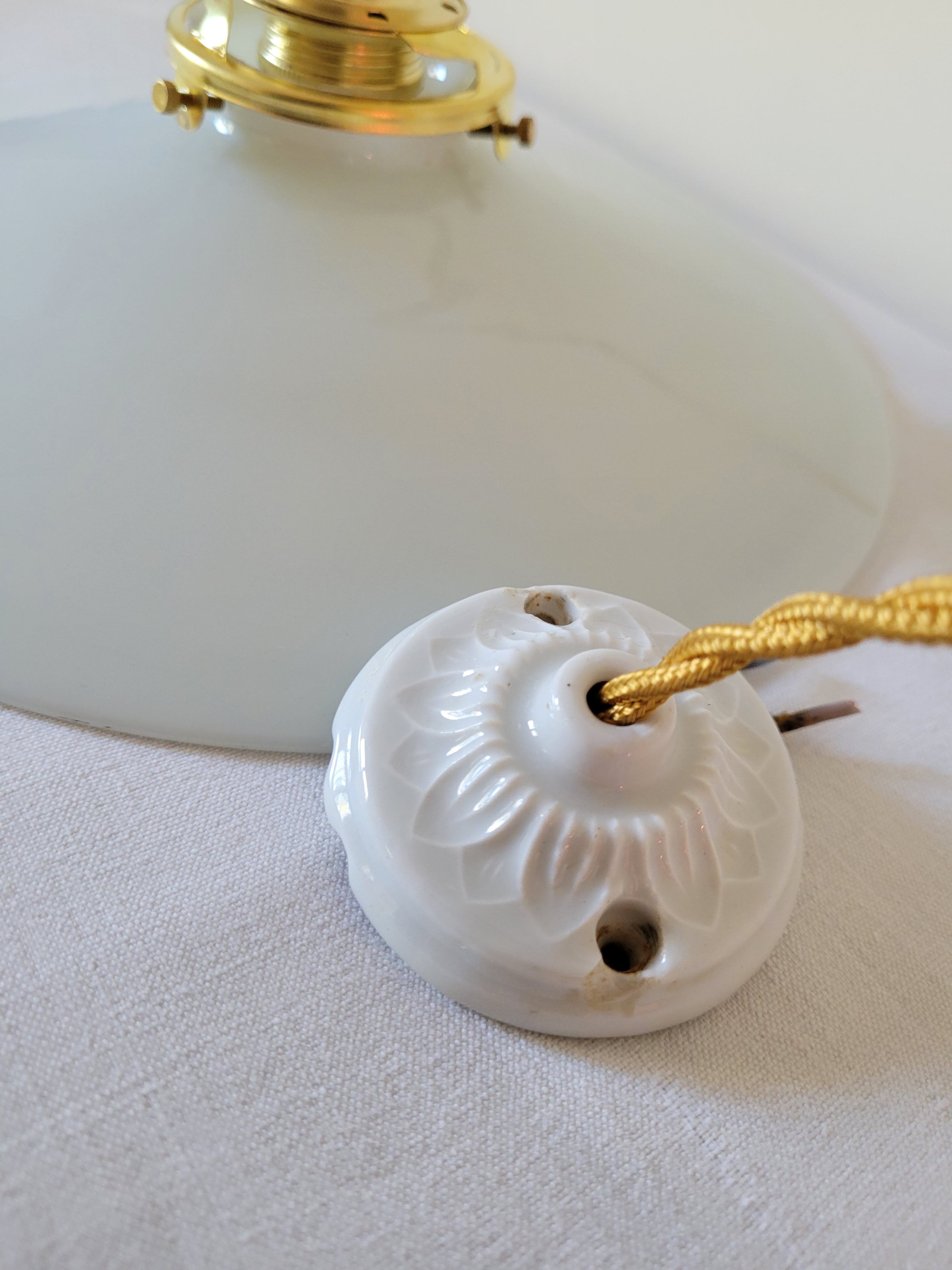 White opaline suspension