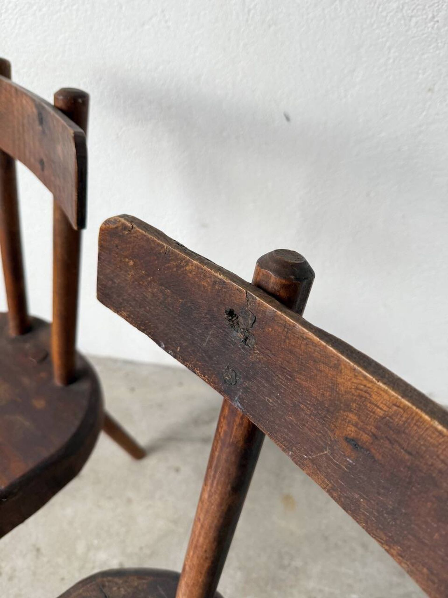 Paire de chaises tripodes savoyardes art populaire chêne