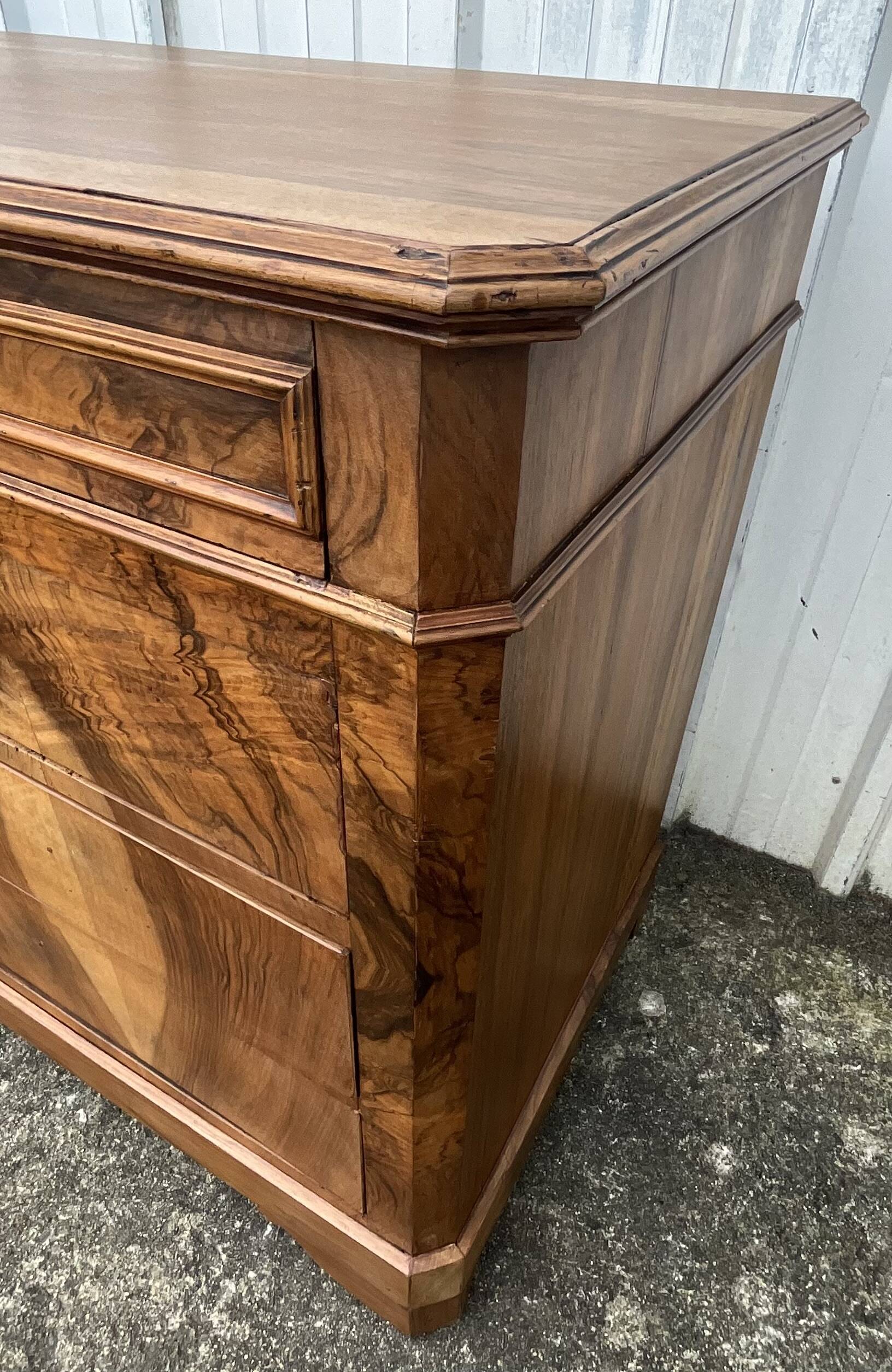 Chest of drawers in walnut and burr walnut, late 19th century, 4 drawers