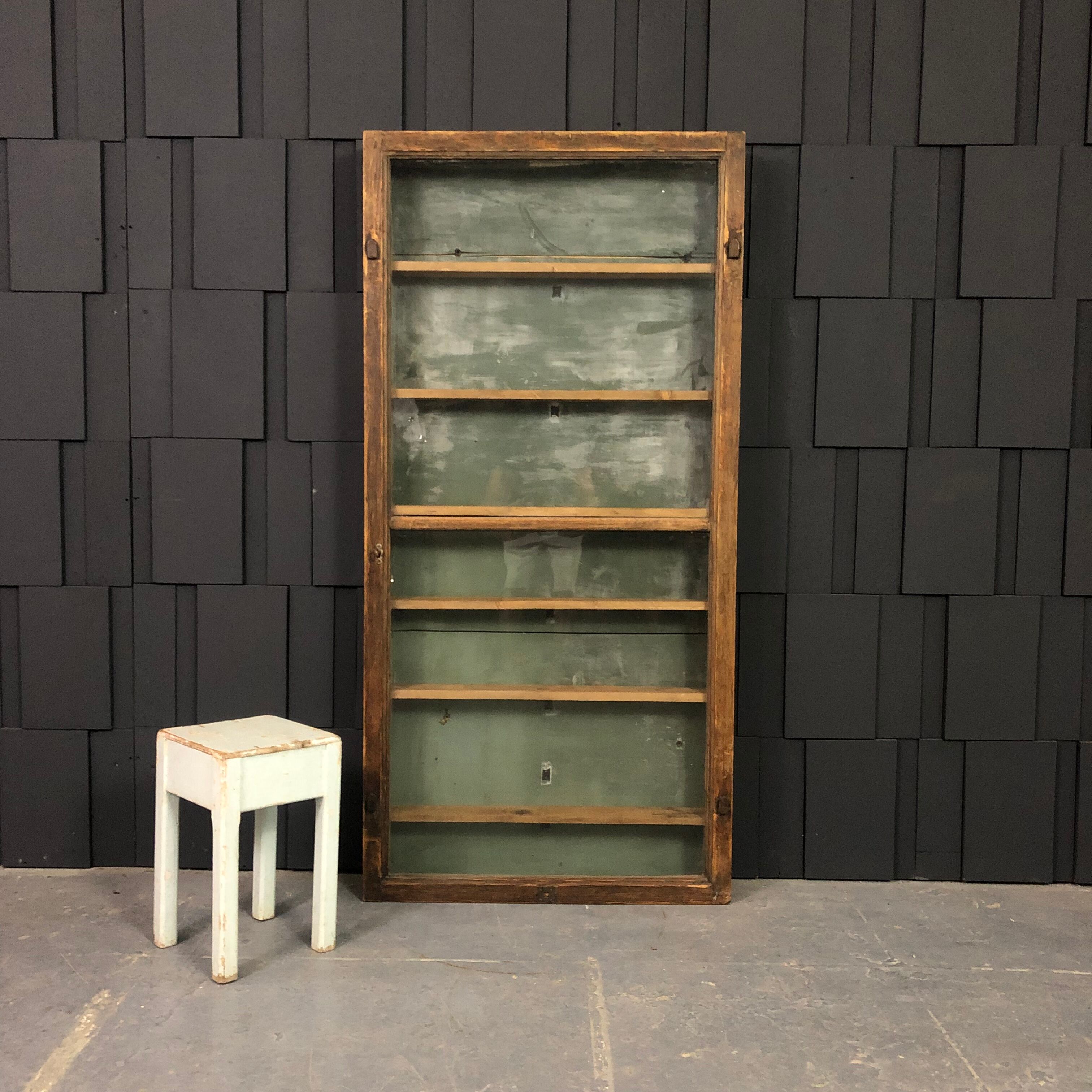 Ancienne vitrine de commerce en bois