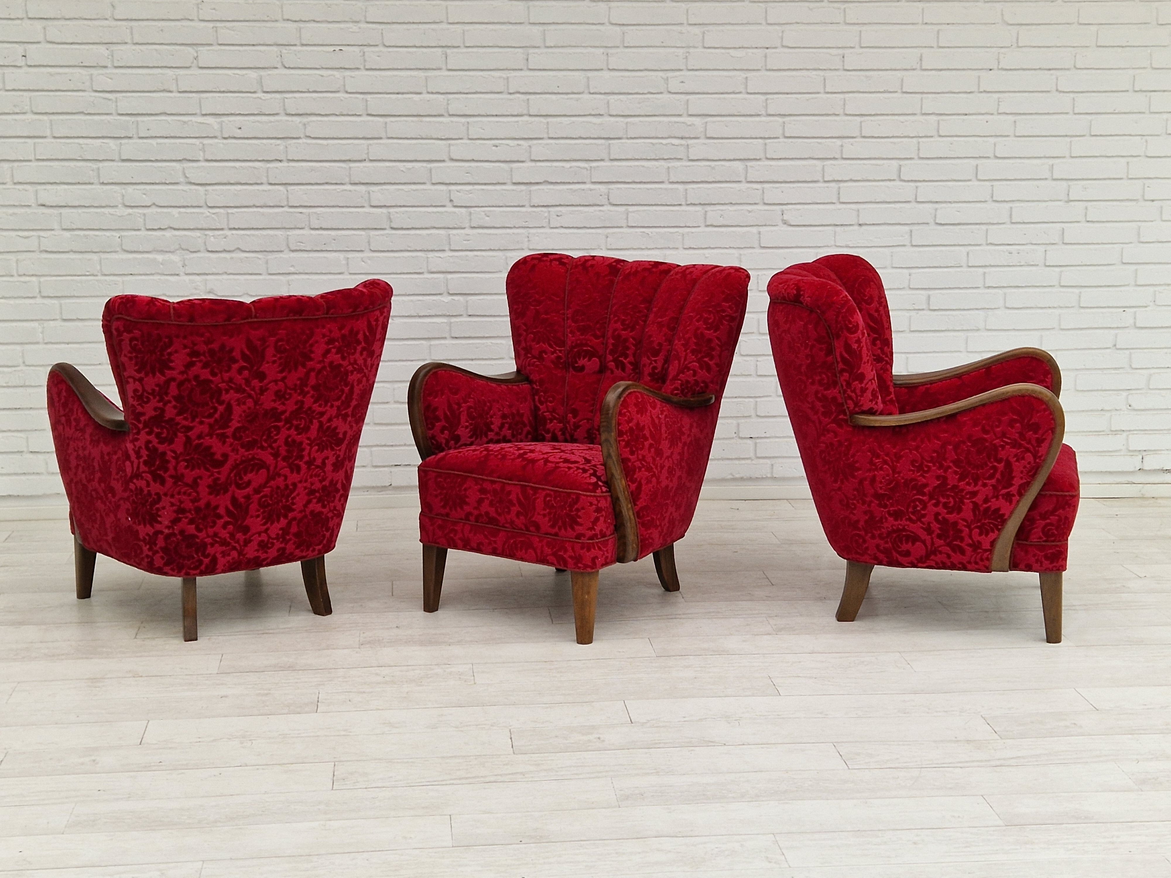 Années 1960, design danois, fauteuil en tissu rouge cerise, très bon état d’origine.