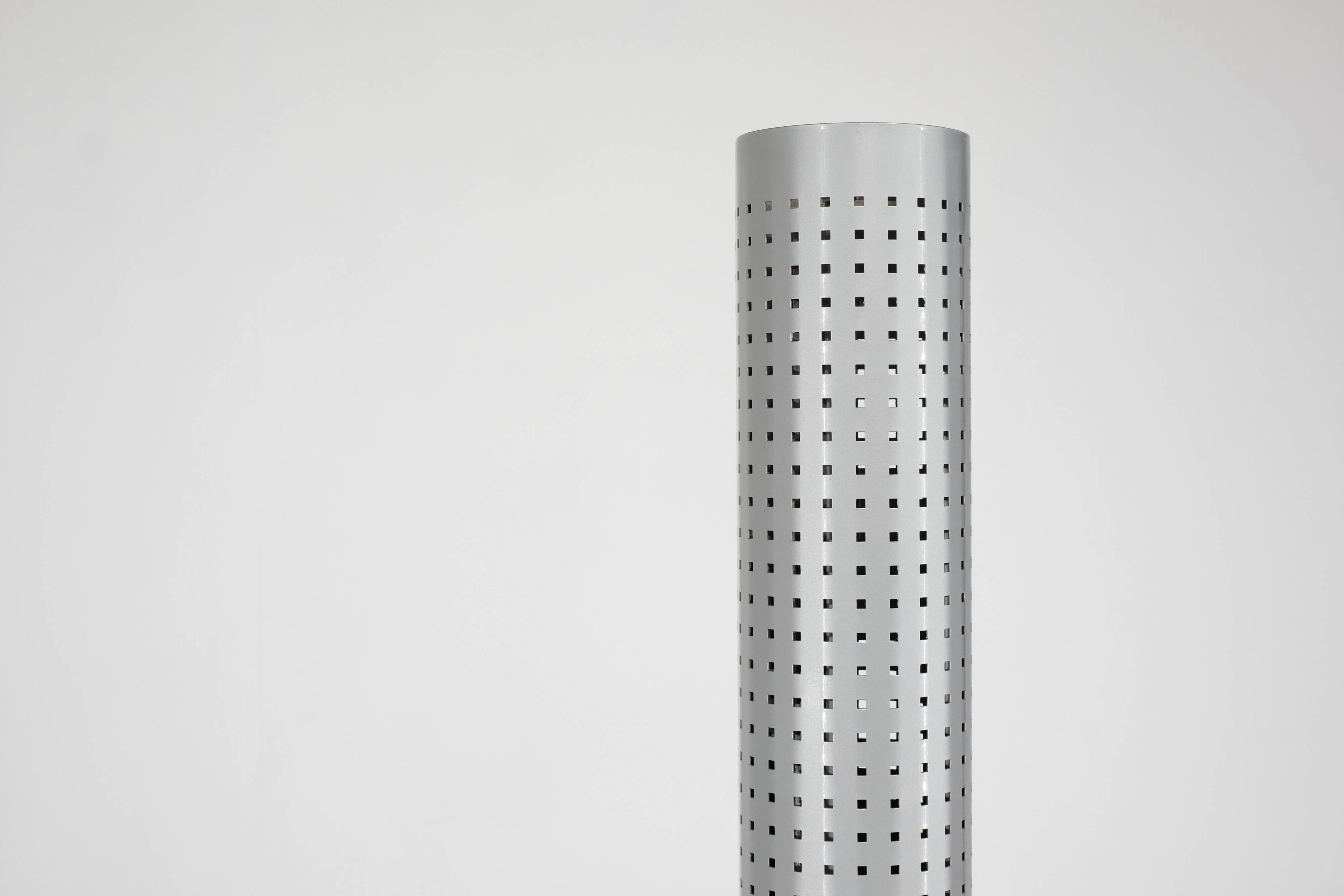 Floor lamp model "Chicago Tribune" in grey and silver enamelled metal, with
