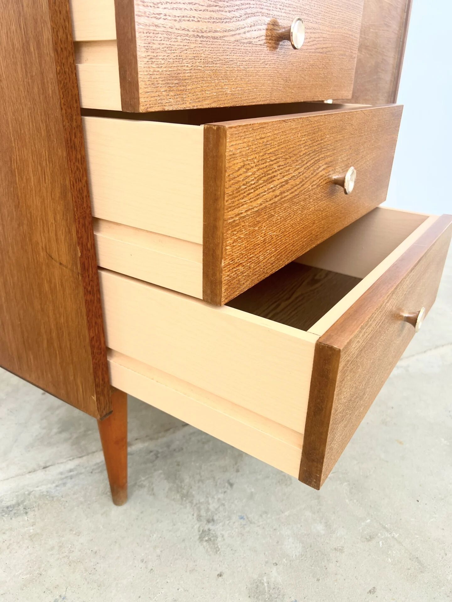 Meuble commode tiroirs et porte, placage chêne, années 60