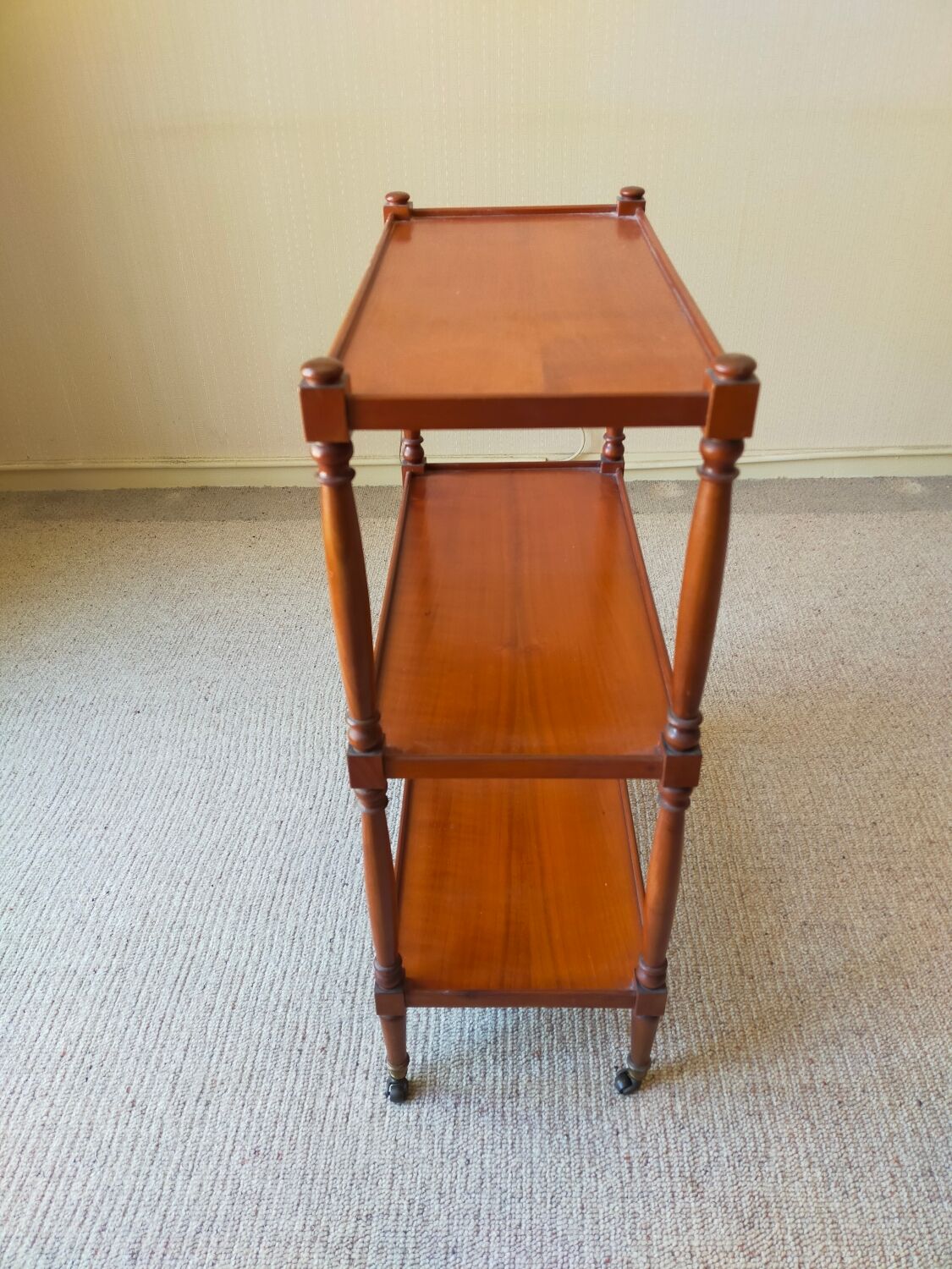 3-level pedestal shelf